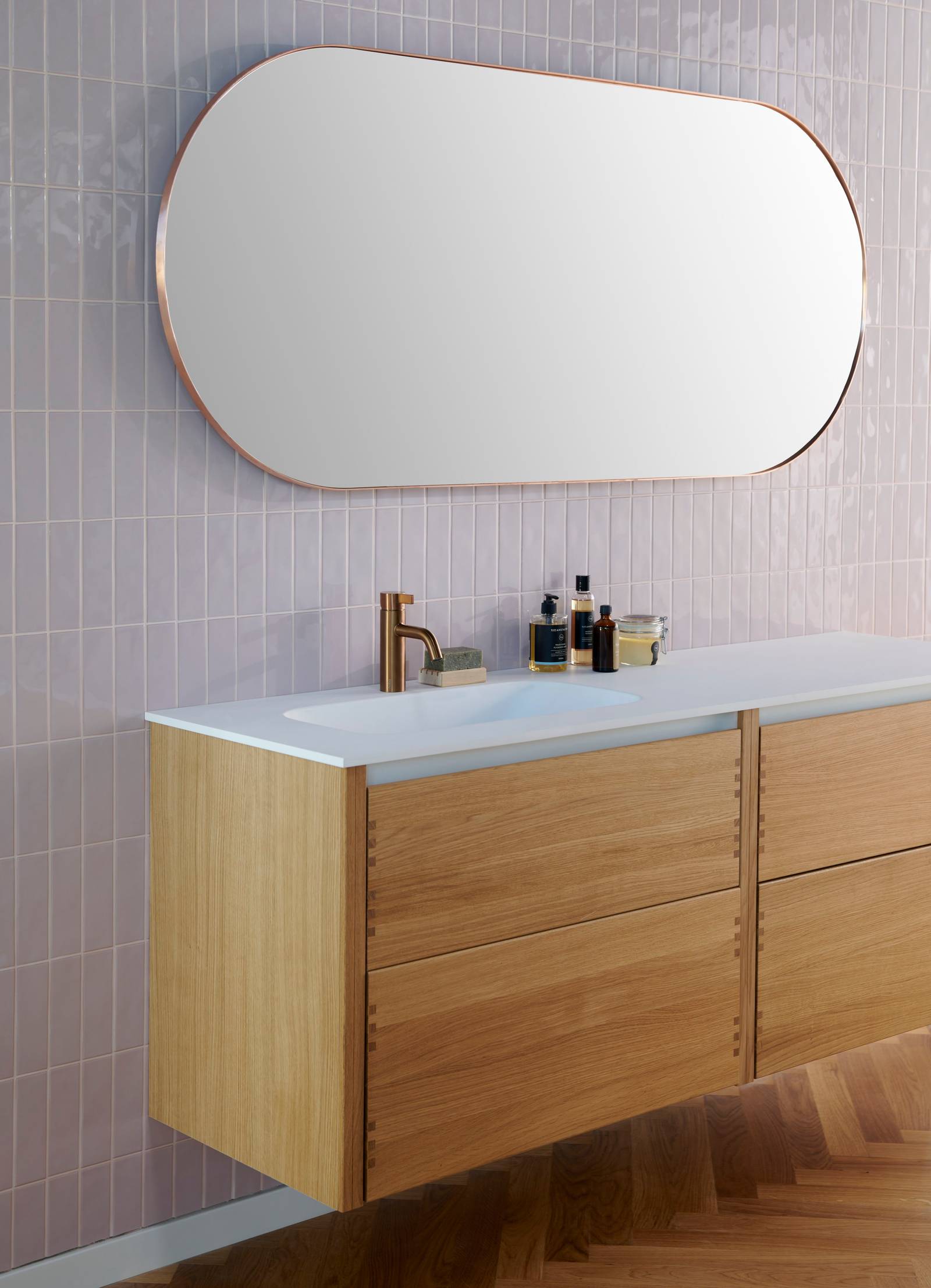 Massiv egetræ badeværelsesmøbel GLØD fra INVITA med fingertappede samlinger og grebsløse skuffer