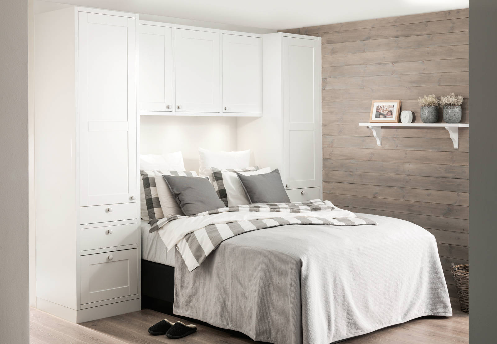 Et godt garderobeskap gjør det enklere å organisere og ha et ryddig klesskap. Vi har ulike modeller garderobeskap som kan skreddersys ditt behov.