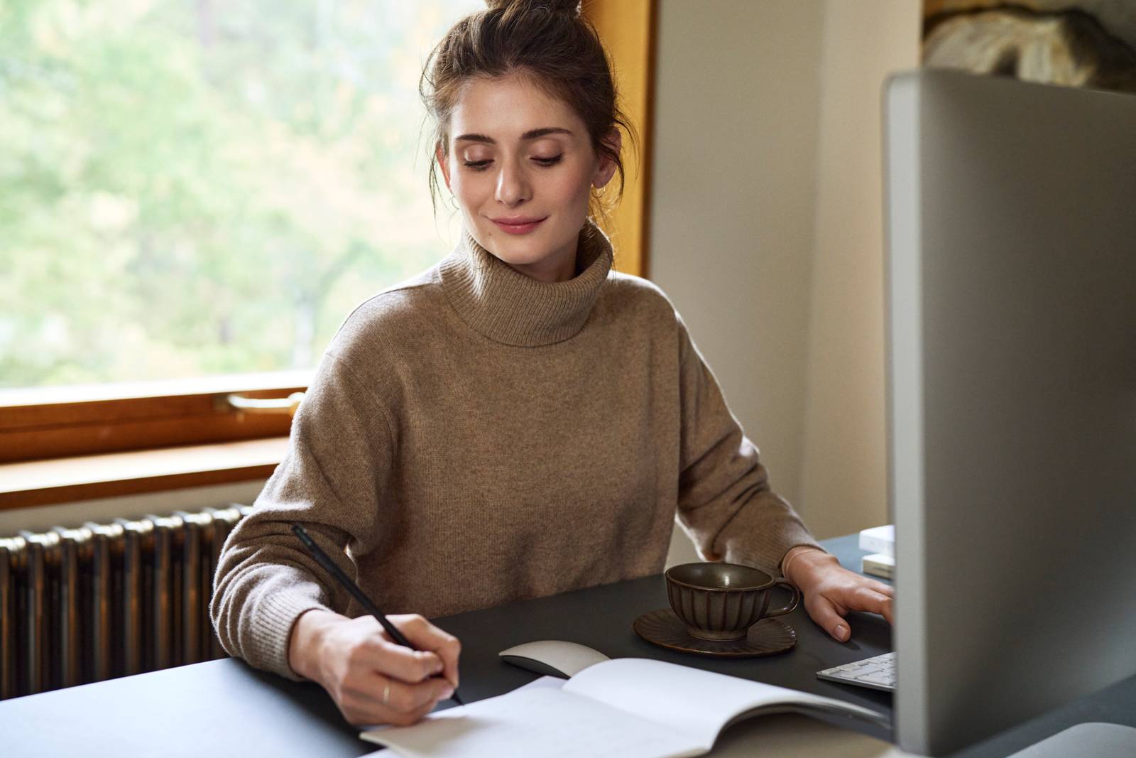 INVITA Kvinde booker et designmøde