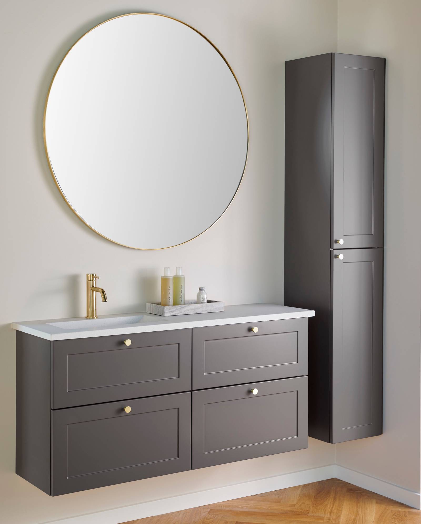 Retrobad Square i farve Søsten fra INVITA med messing greb og armatur