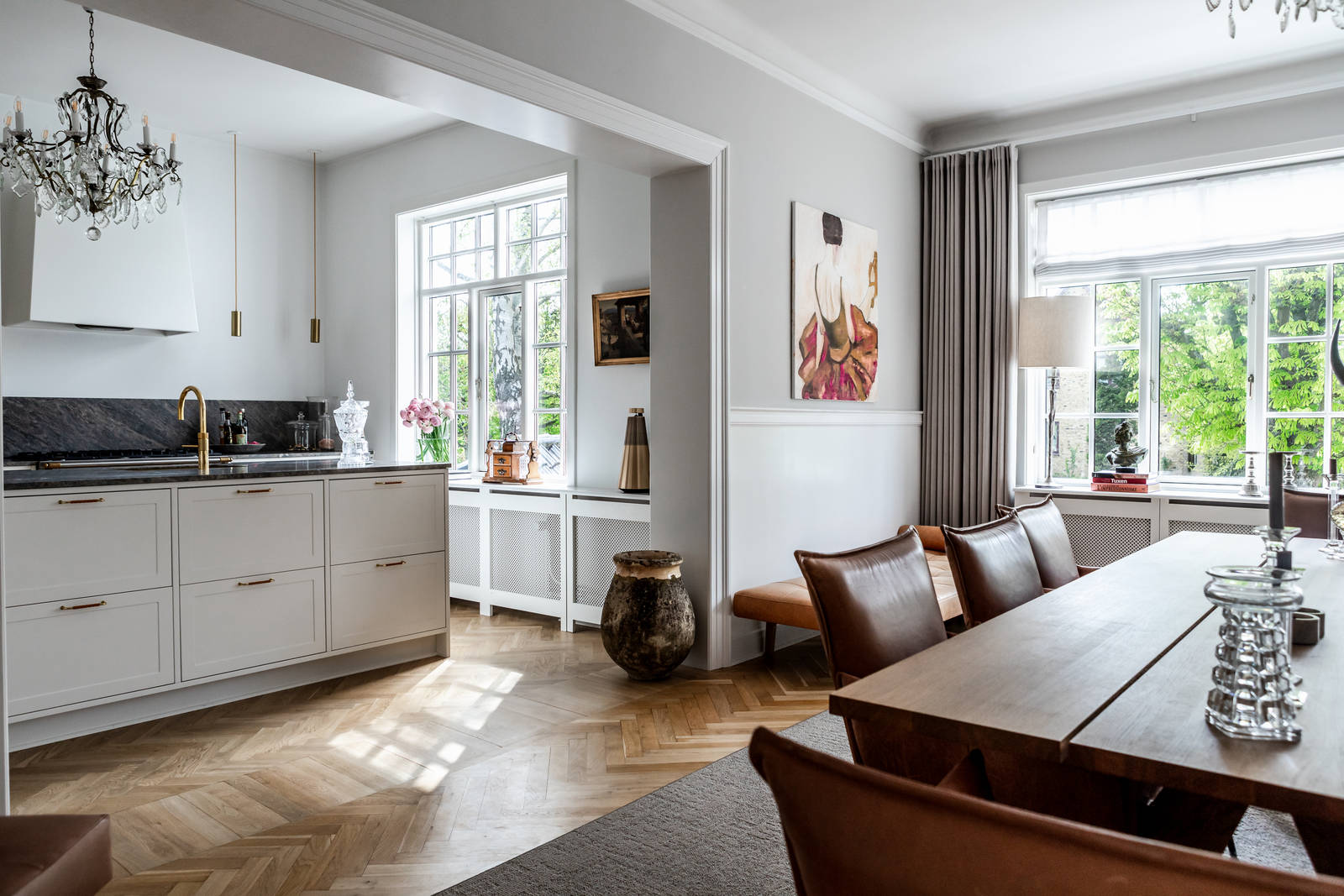 Lysegråt køkken og spisestue i patriciervilla