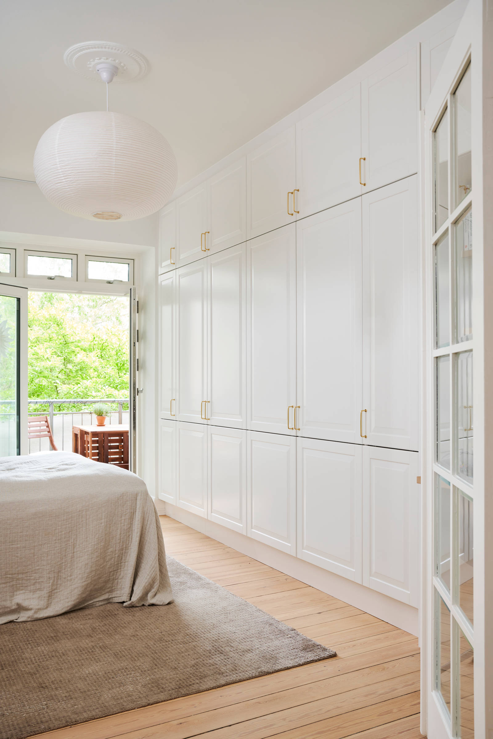 Hvid garderobe Nordic Frost fra INVITA med fyldningslåger og messinggreb