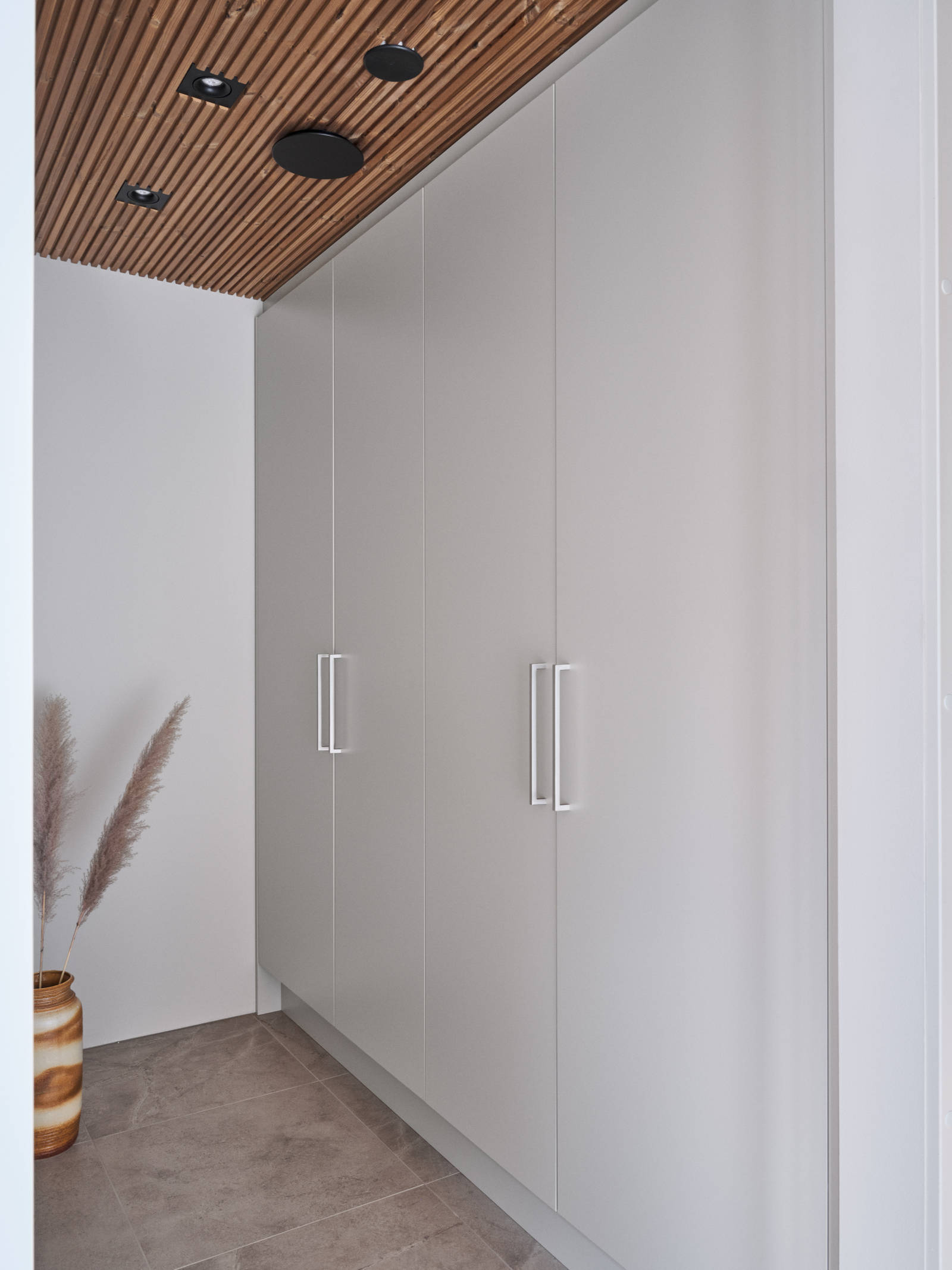 ovimalleina melamiini värissä Hiekka ja vetiminä keittiön kylmälaitteiden tapaan teräksen väriset vetimet SK25.