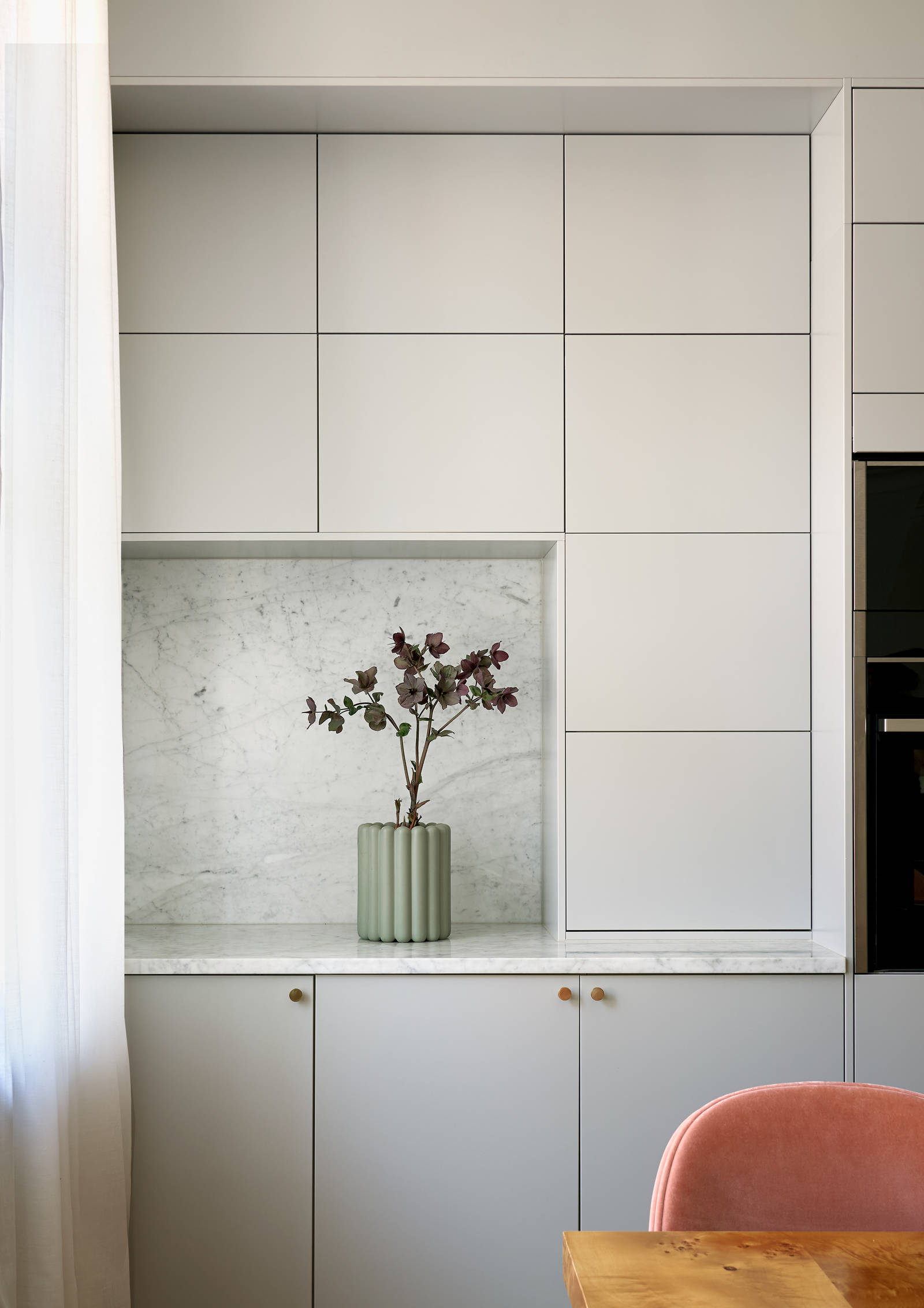 Lys grå Athena Sky køkken fra INVITA, bordplade og splashback i lys grå marmor, messing håndtag