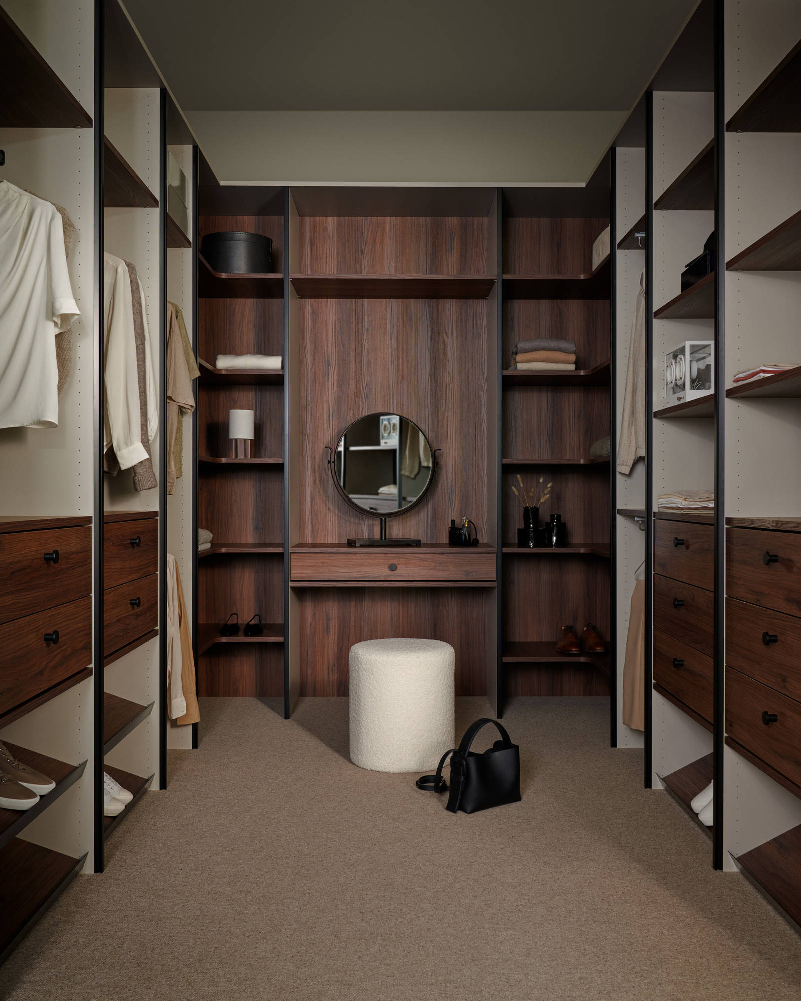 Vaatehuoneen sisustus mustaa metallia ja tummaa puuta, avohyllyt