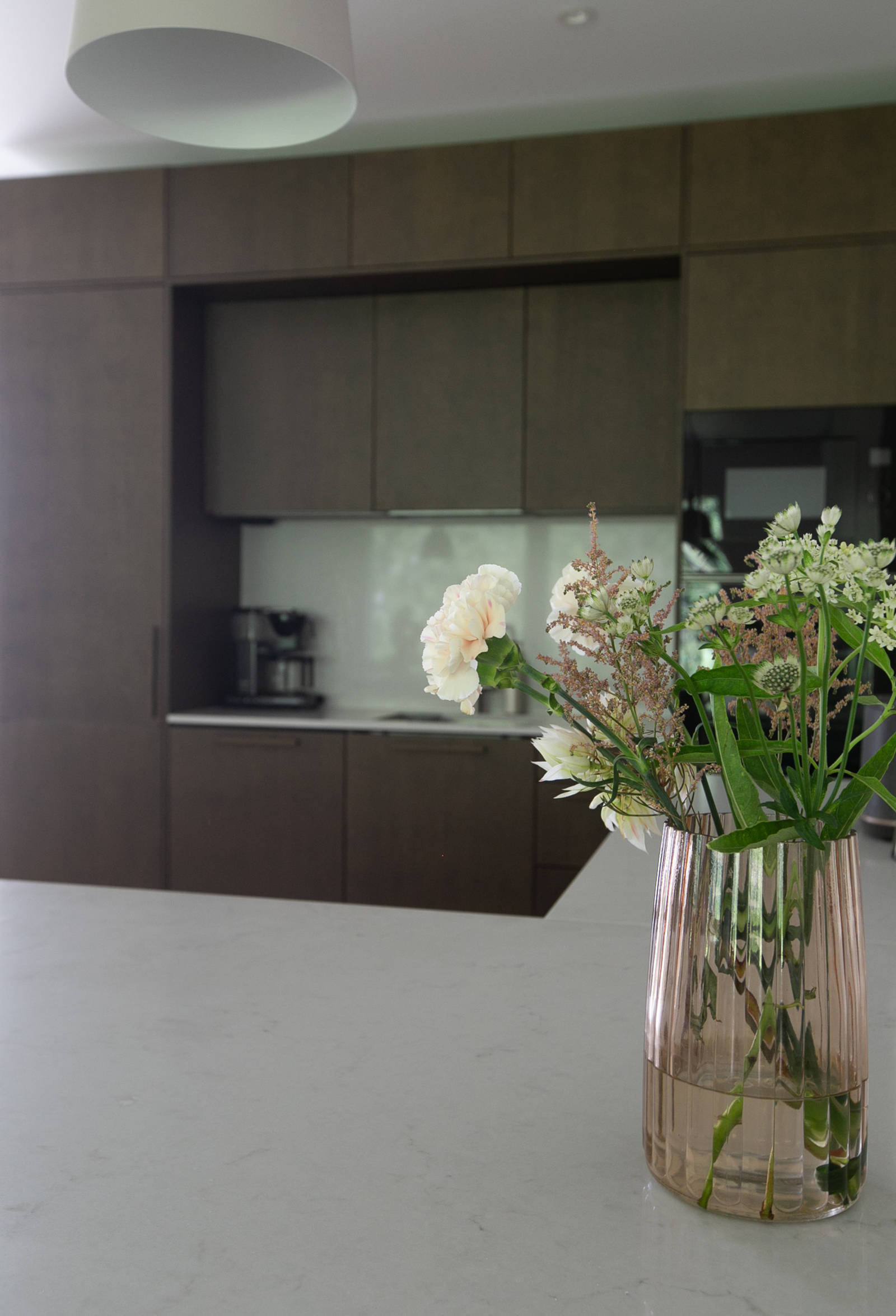 Nordic Nature tammiviilukeittiö sopivilla puukahvoilla Graniitti Caesarstone Quartz työtaso Kotona Kerttu Pylvänäisen kanssa