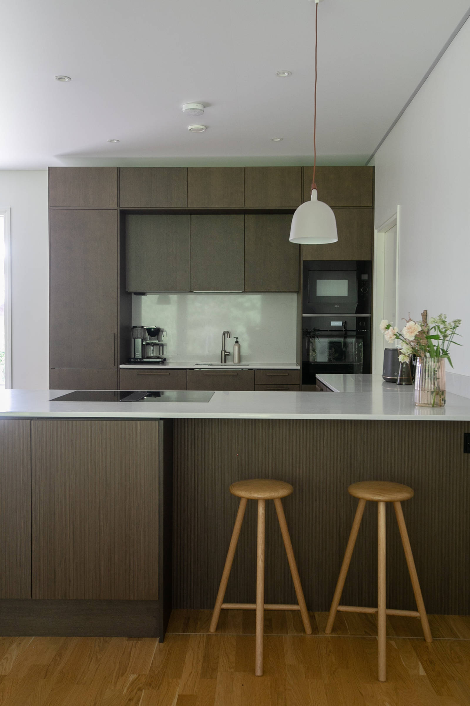 Nordic Nature tammiviilukeittiö sopivilla puukahvoilla Graniitti Caesarstone Quartz työtaso, istuin baarituoleilla Kotona Kerttu Pylvänäisen kanssa