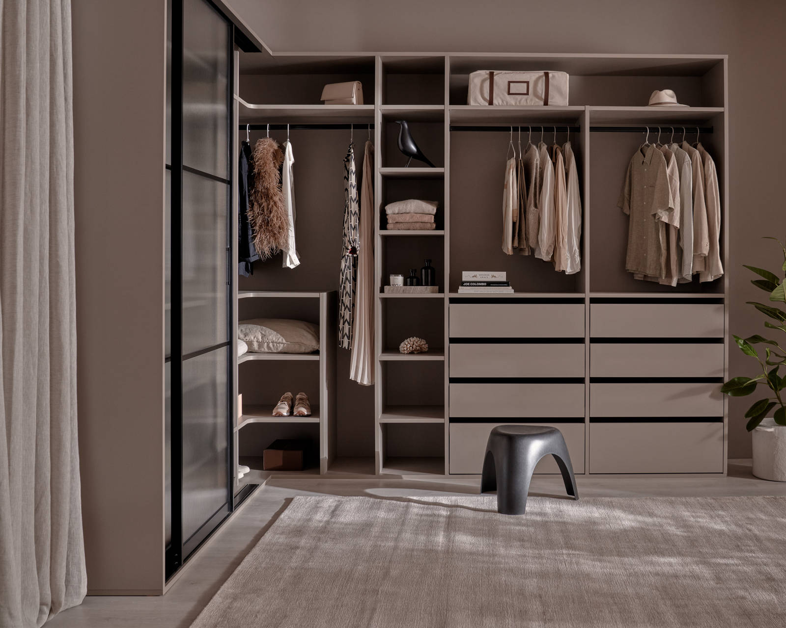 Walk-in garderobe med glasskydedøre med sort metalramme