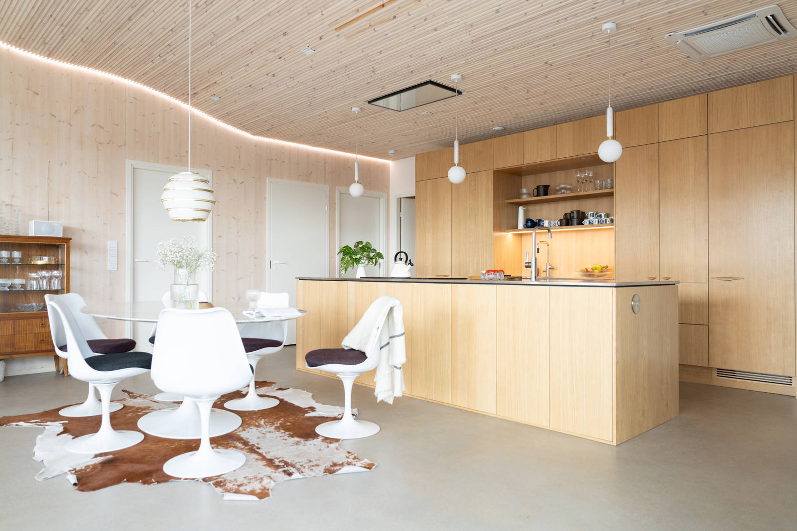 Aitoa luonnontammea Novartilta, yhdistelmä yhteensopivia puisia ja painonappikahvoja, keittiösaareke hanalla, tiskiallas ja ruostumattomasta teräksestä valmistettu työtaso.