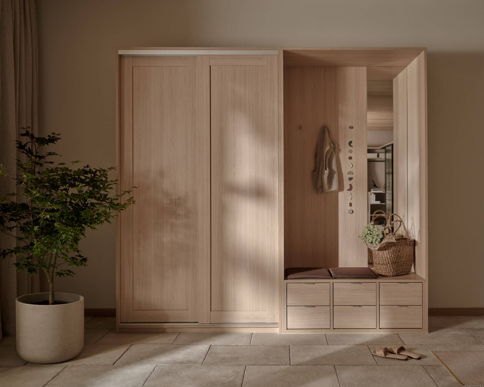 Garderob i trä med skjutdörrar i matchande ljust trä