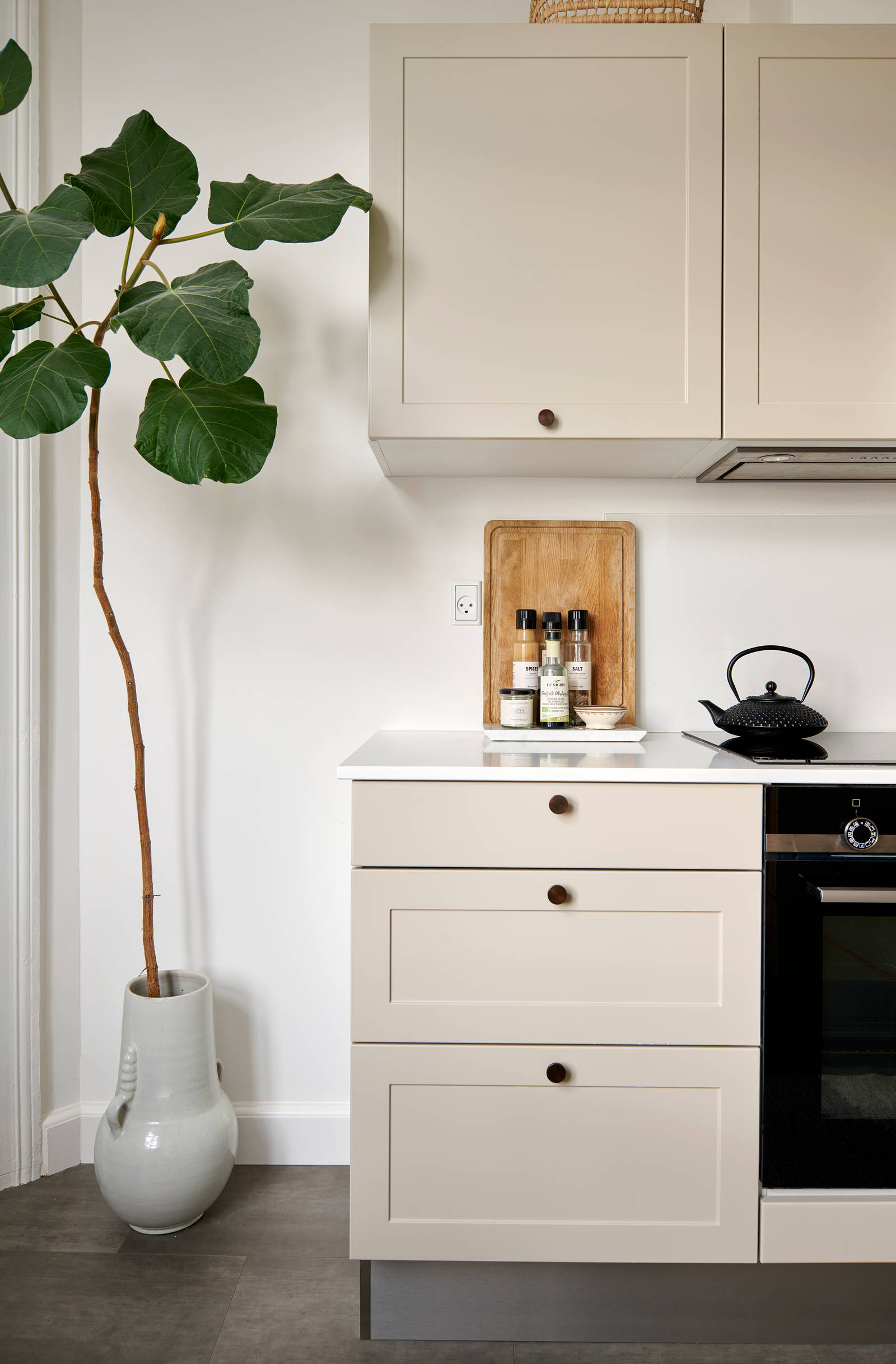 Beige retrokøkken Square Sand køkken fra INVITA med messing håndtag, hvid bordplade