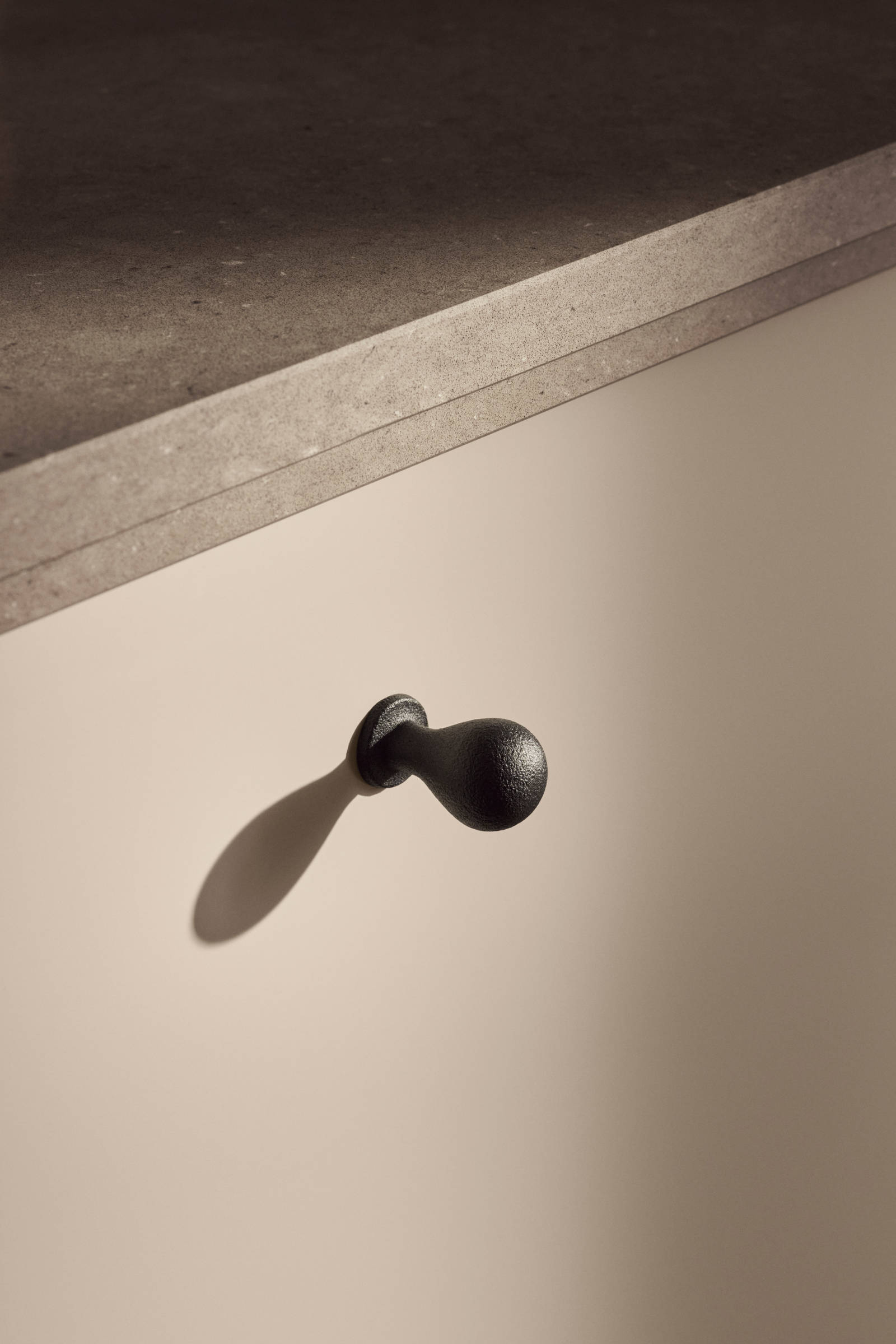 Kökslucka med knopp i gjutgärn