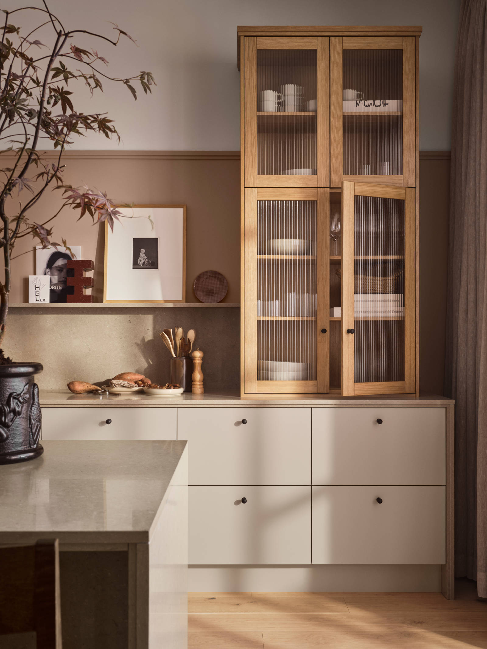 Kök Arkitekt plus Gryning. Vitrin i ek med cornish och räfflat glas