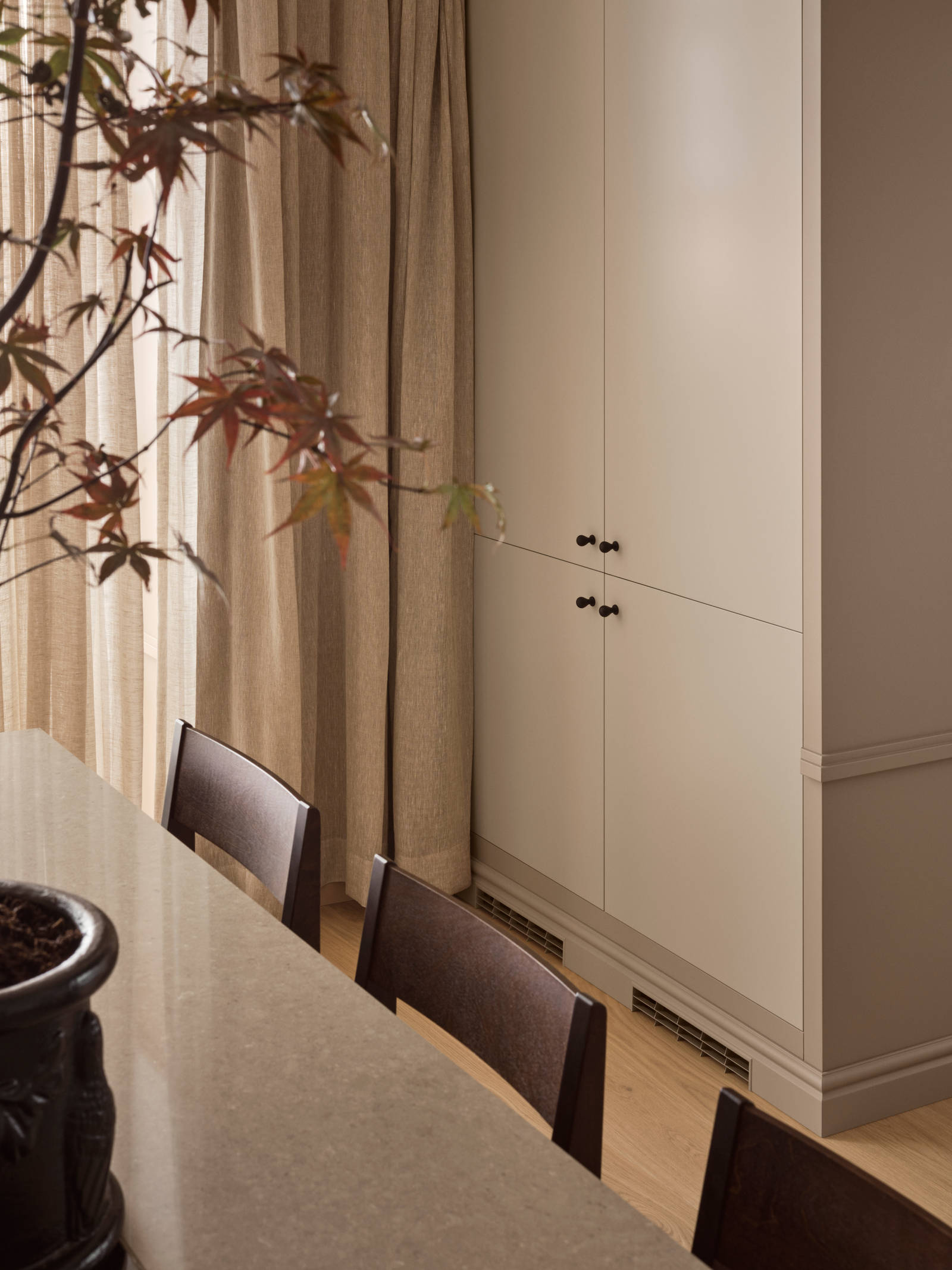 Integrerade vitvaror bakom kökslucka Arkitekt plus Gryning. Knopp i gjutjärn