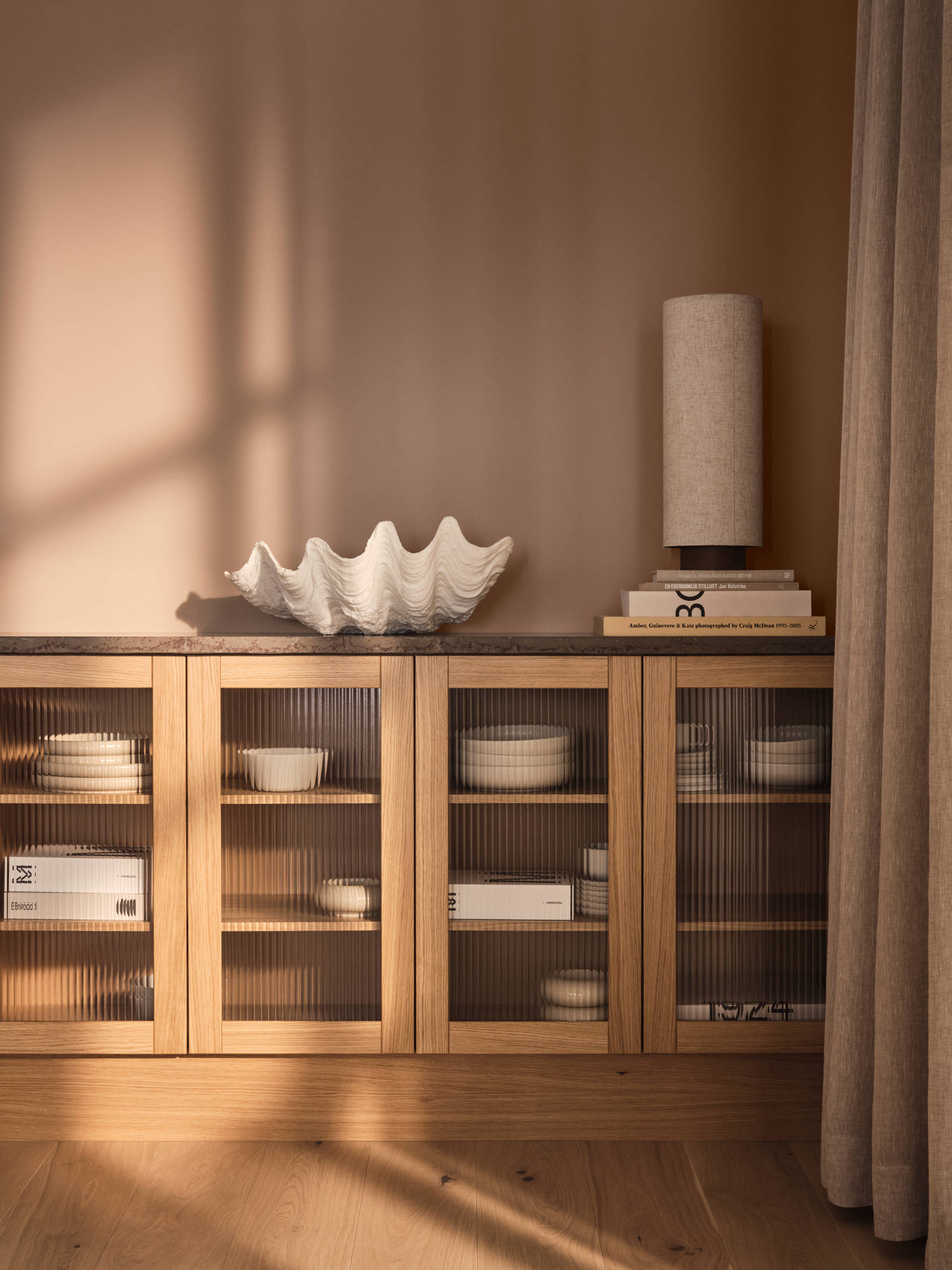 Vitrinluckor Ramsvik Ek med vågigt glas.