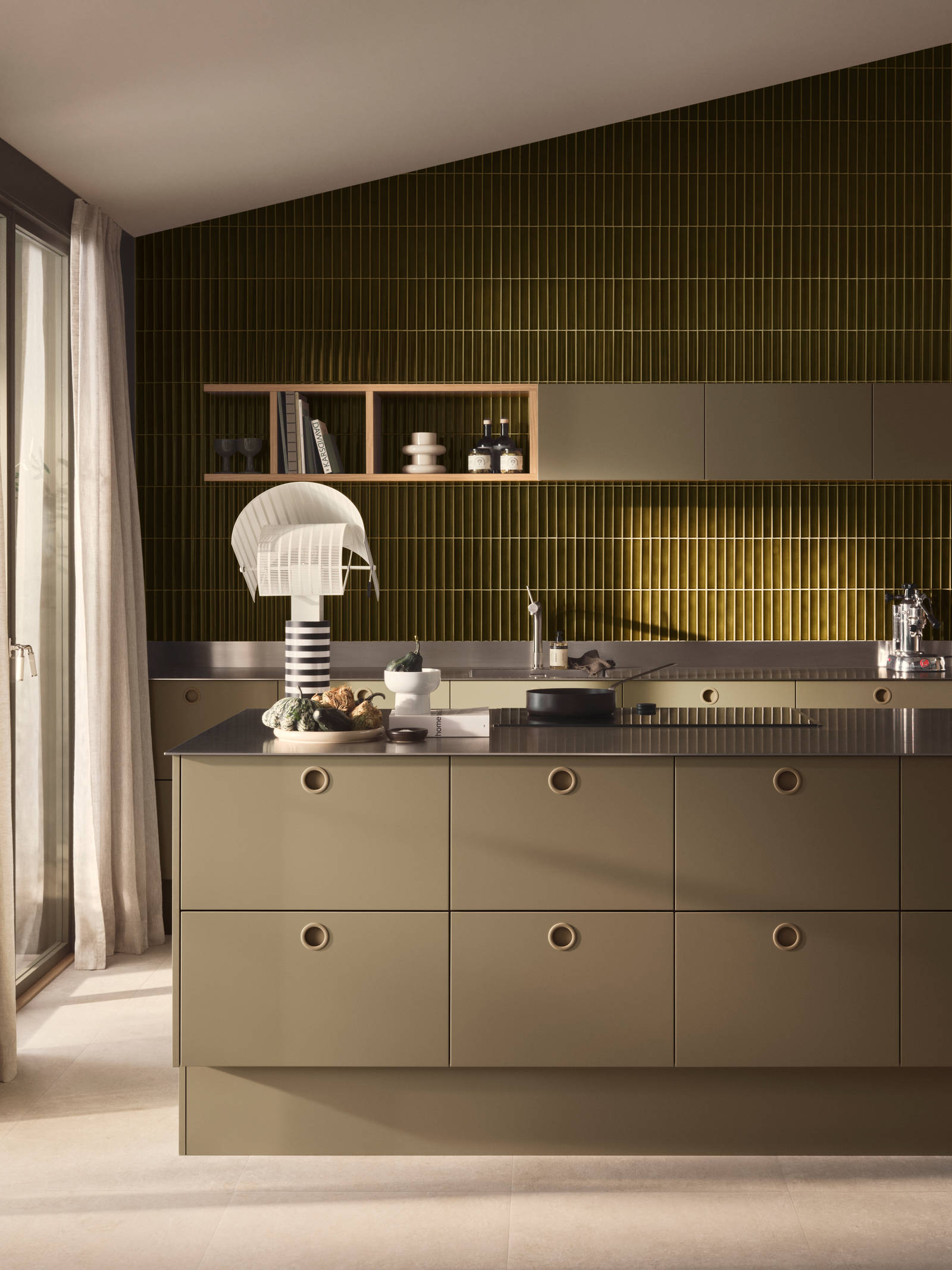 Jubilæumskøkken fra INVITA med grønne skaber inspireret av 1970'erne og grønne fliser