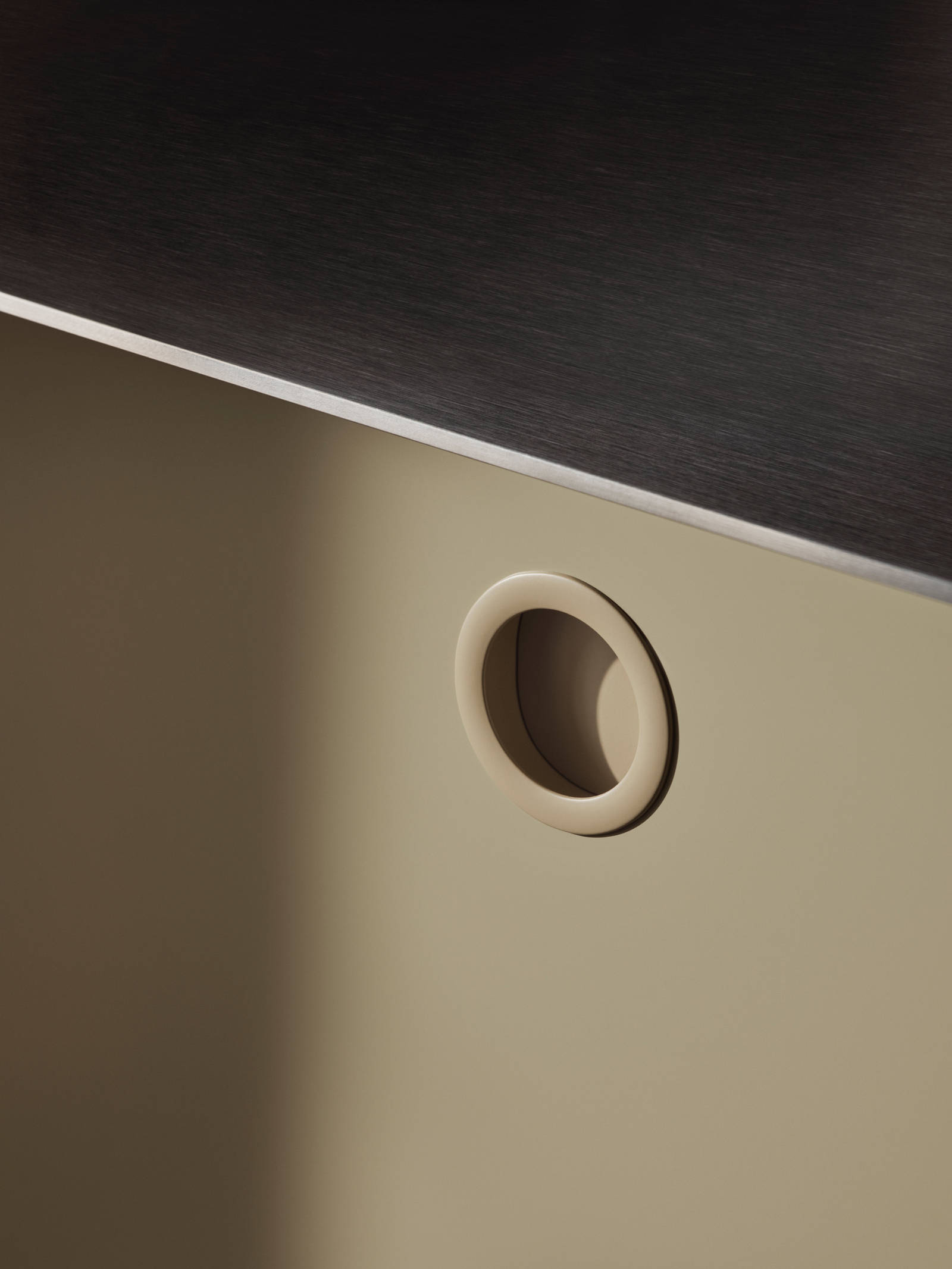 Nærbillede af infræsede greb i Jubilæumskøkken fra INVITA med grønne skaber inspireret av 1970'erne