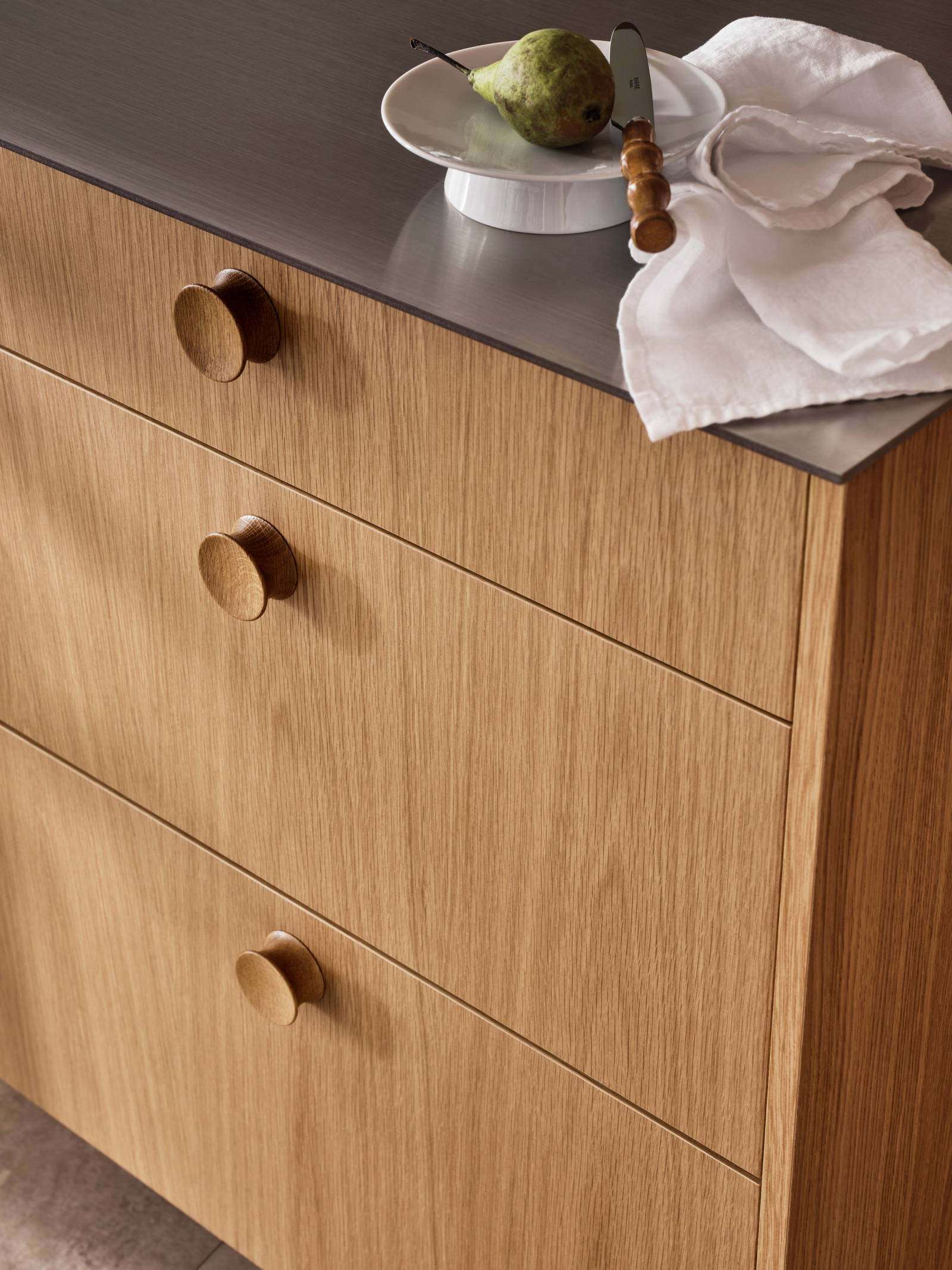 Nærbillede af køkkenlåger eg med eg greb på Jubilæumskøkken fra INVITA med elegant træfinér eg