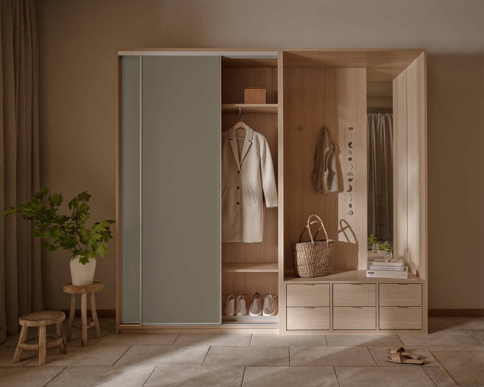 Grå skyvedør i lys tre garderobeskap