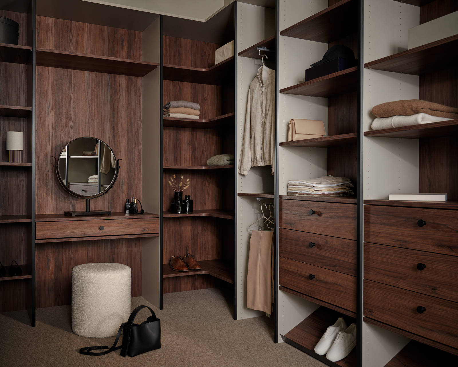 Ingenting er mer arealeffektivt og plassbesparende enn en skyvedørsgarderobe. Skyvedører kan brukes overalt - i stua, entréen, soverommet eller vaskerommet. Skreddersydde skapløsninger gir vanligvis 30-50% mer skap- og oppbevaringsplass.