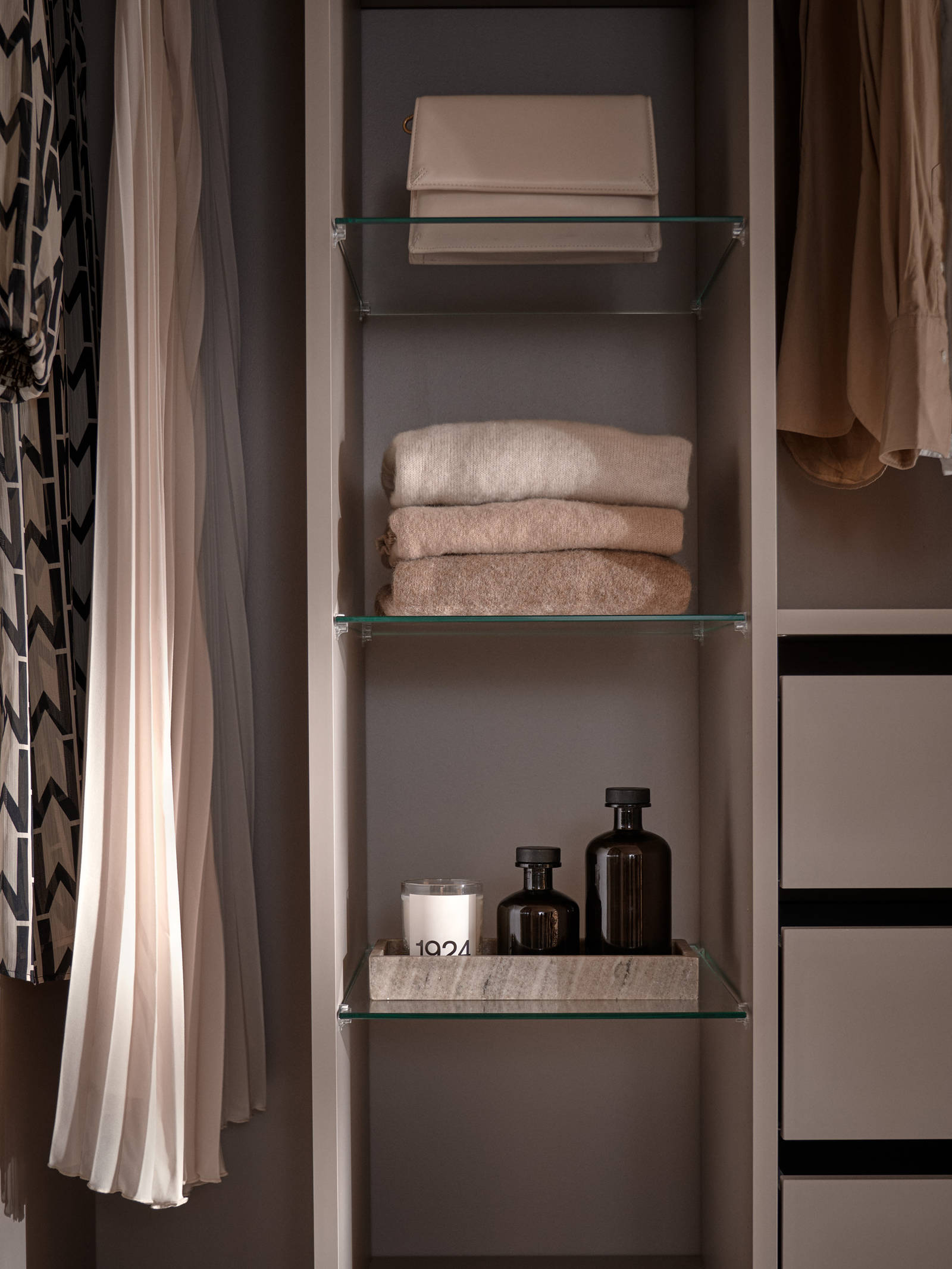 Grå innredning i garderobe