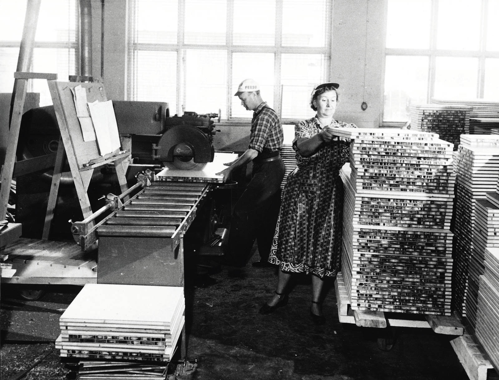 Svartvit bild av fabrik