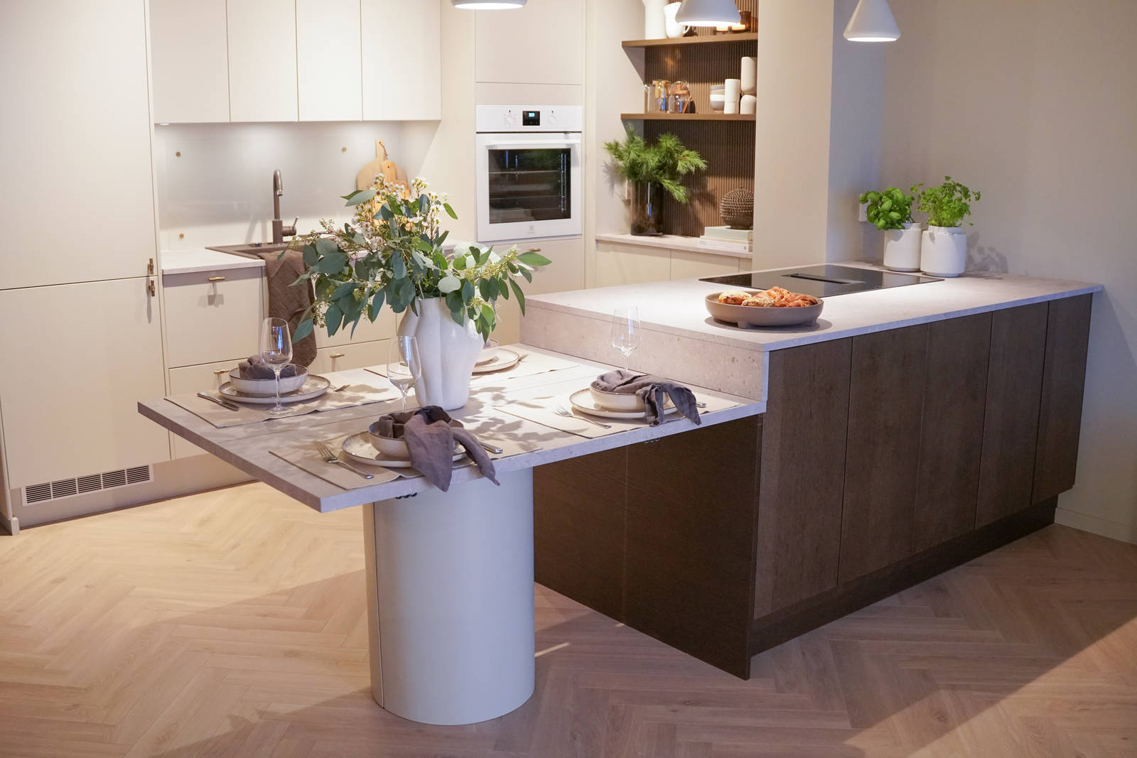 Stine Skolis kjøkken i eikemodellen Favn i beisfargen Nøtt, og Line i fargen Korn fra Sigdal