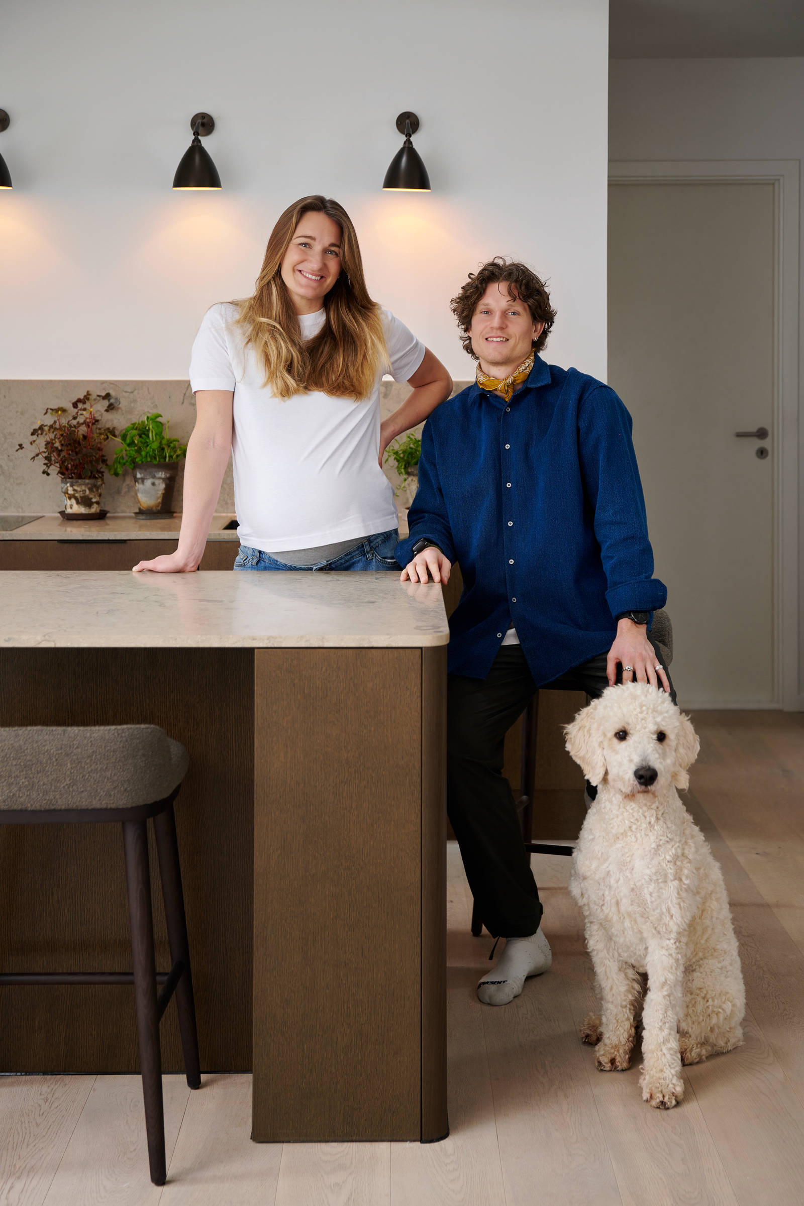 Josephine Havmøller, Aske og hunden Winston ved køkkenvasken i deres Re:new Forever Oak køkken fra INVITA