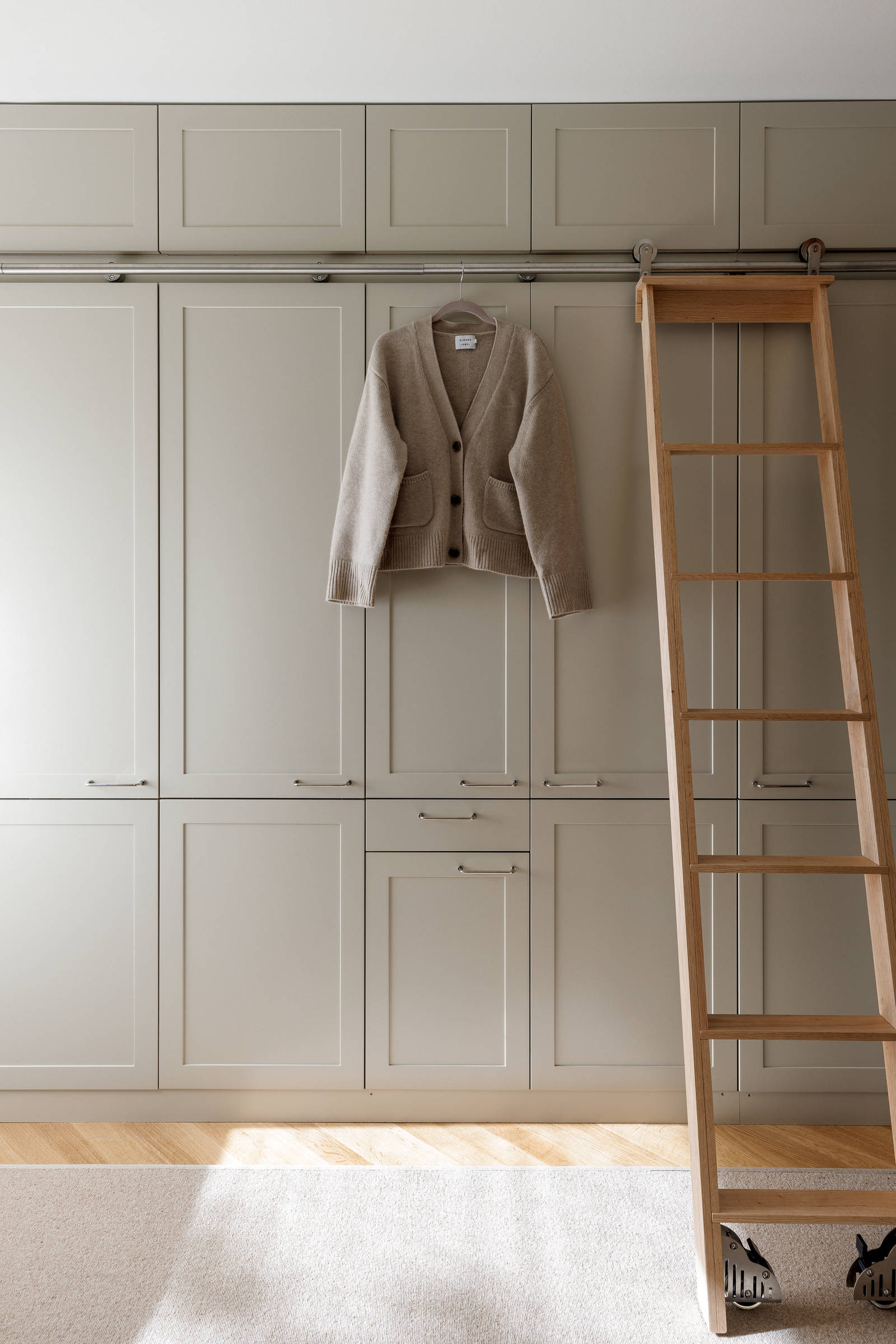 Højskab beige tidløs garderobe Square Sand fra INVITA med greb i rustfrit stål