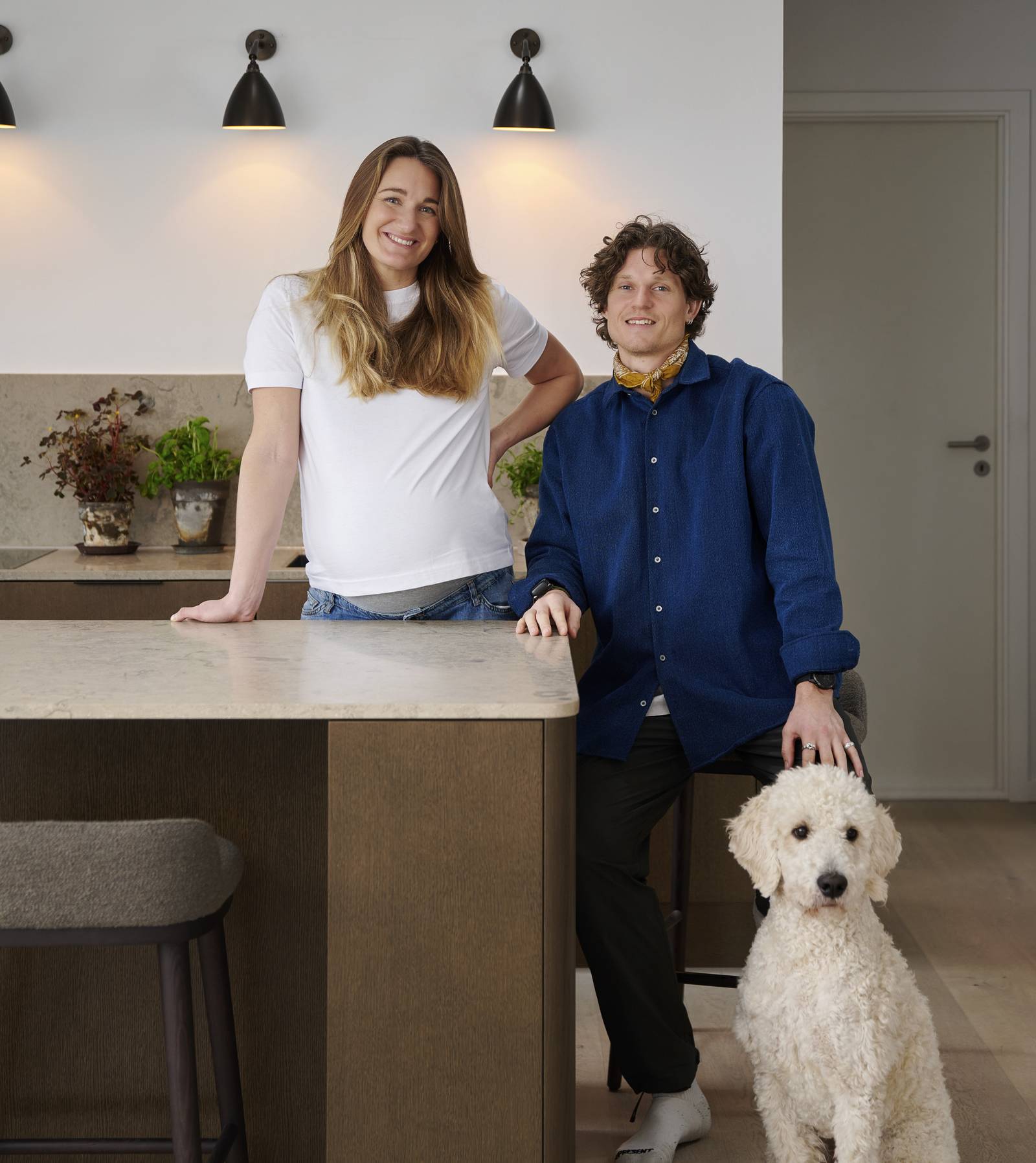 Josephine Havmøller, Aske og hunden Winston ved køkkenvasken i deres Re:new Forever Oak køkken fra INVITA