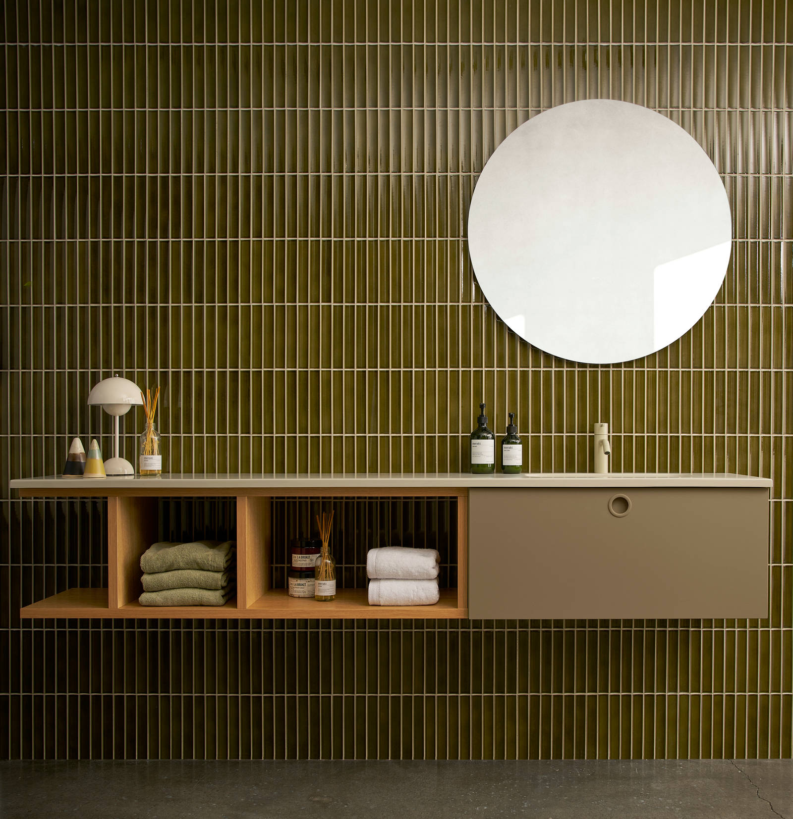 Jubilæumsbad fra INVITA med grønne skaber inspireret av 1970'erne, eg hylder og grønne fliser