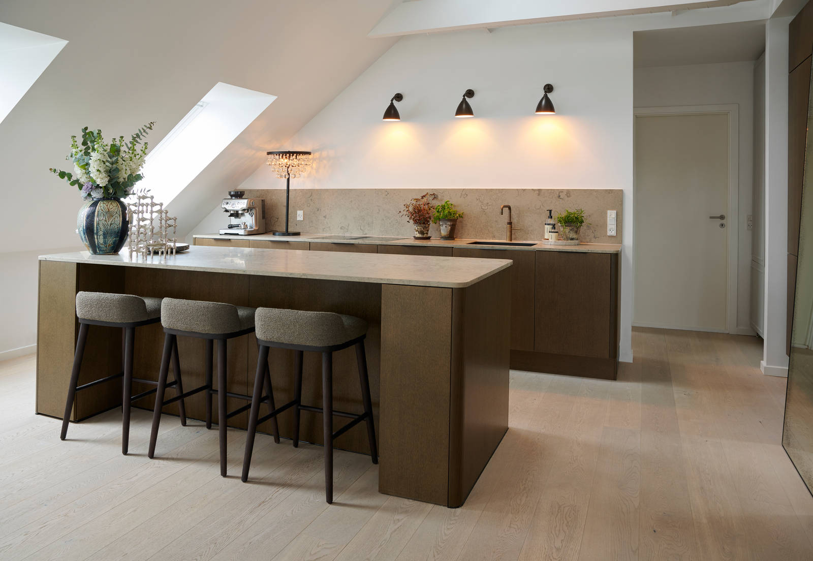 Josephine och Aske med Marbodal RE:New-luckor i sitt kök