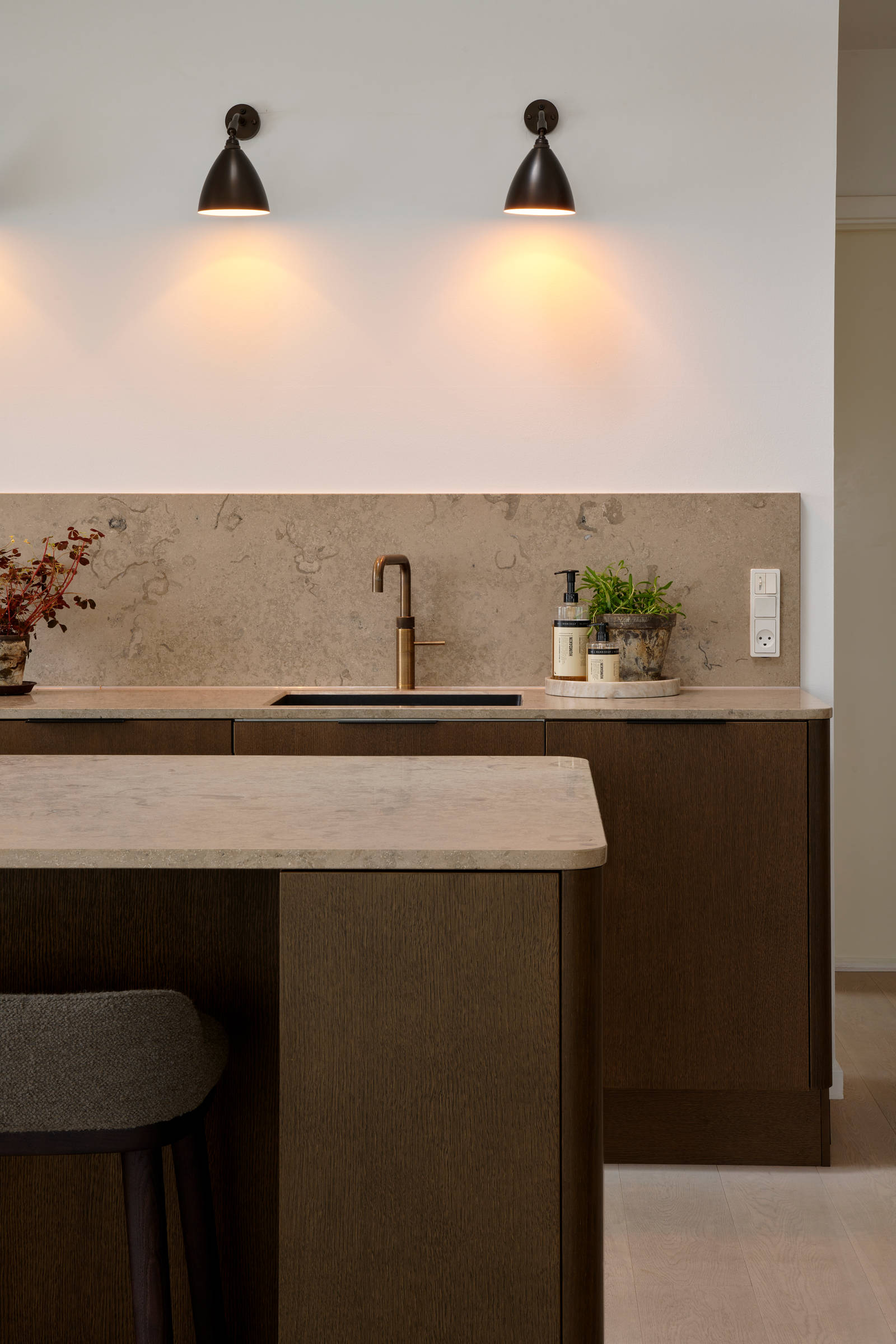 Josephine och Aske med Marbodal RE:New-luckor i sitt kök