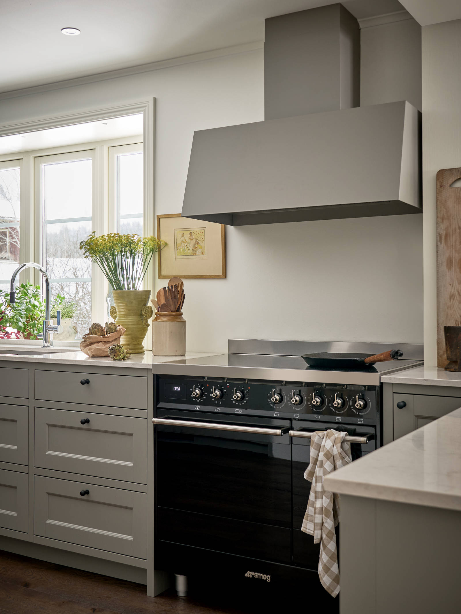 Spisen och fläktkåpan i det lantliga köket Fagerö Frö från Marbodal hemma hos Malin Berghagen.