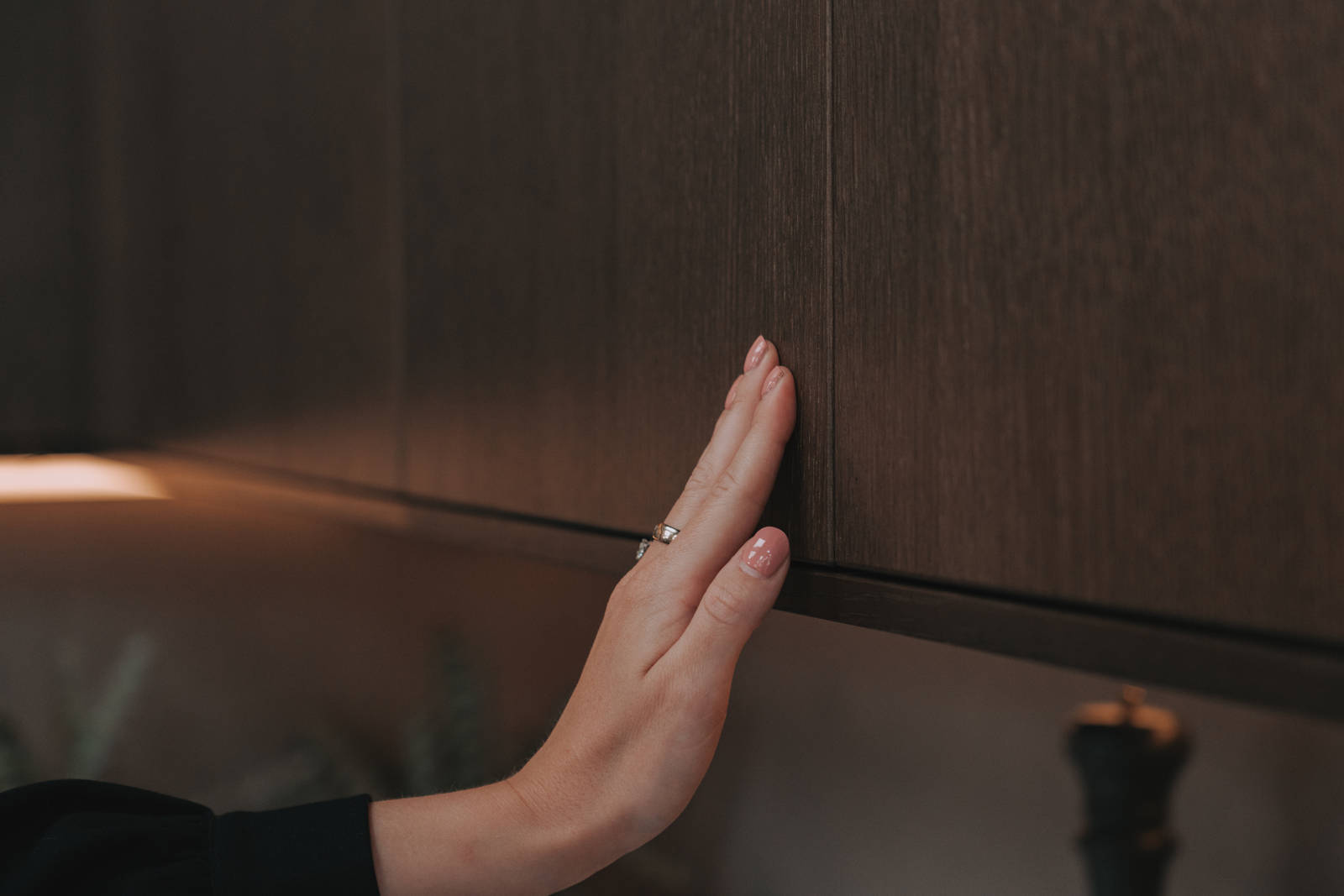 Hanna Stenseth i kjøkkenet Favn fra Sigdal i lekker eikefinér, som er beiset i fargen Nøtt, i God Morgen Norge studion sin