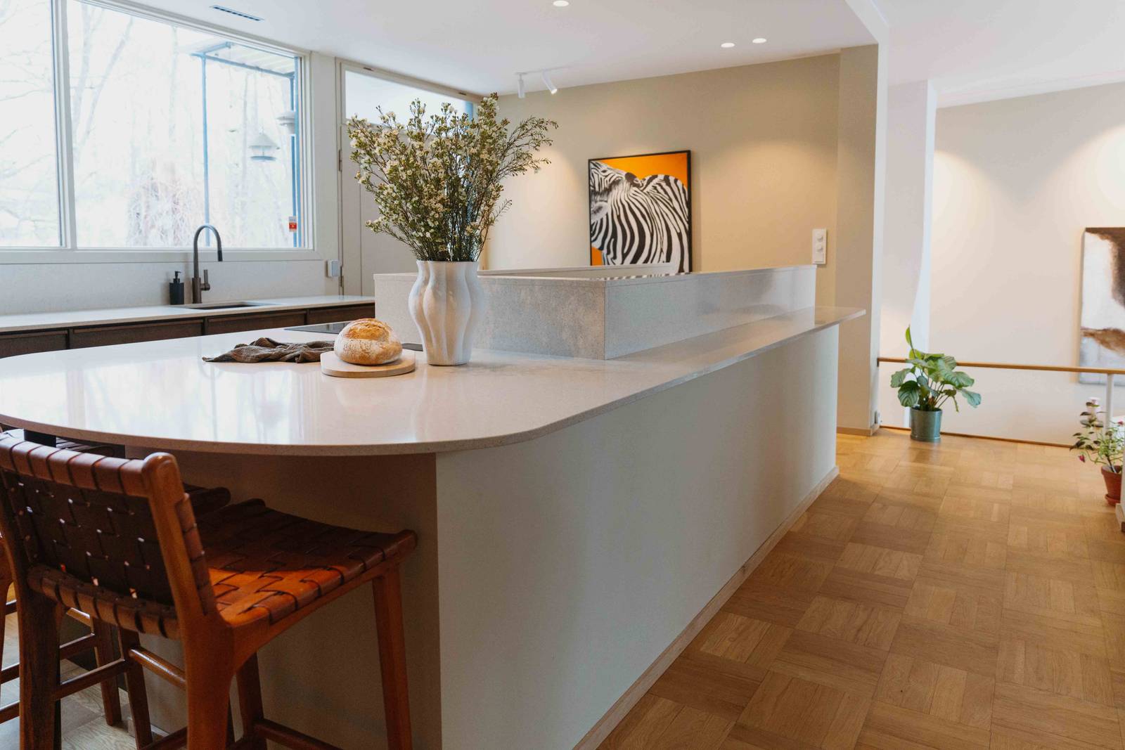 Ett vackert Marbodalkök med en stor bänkskiva.