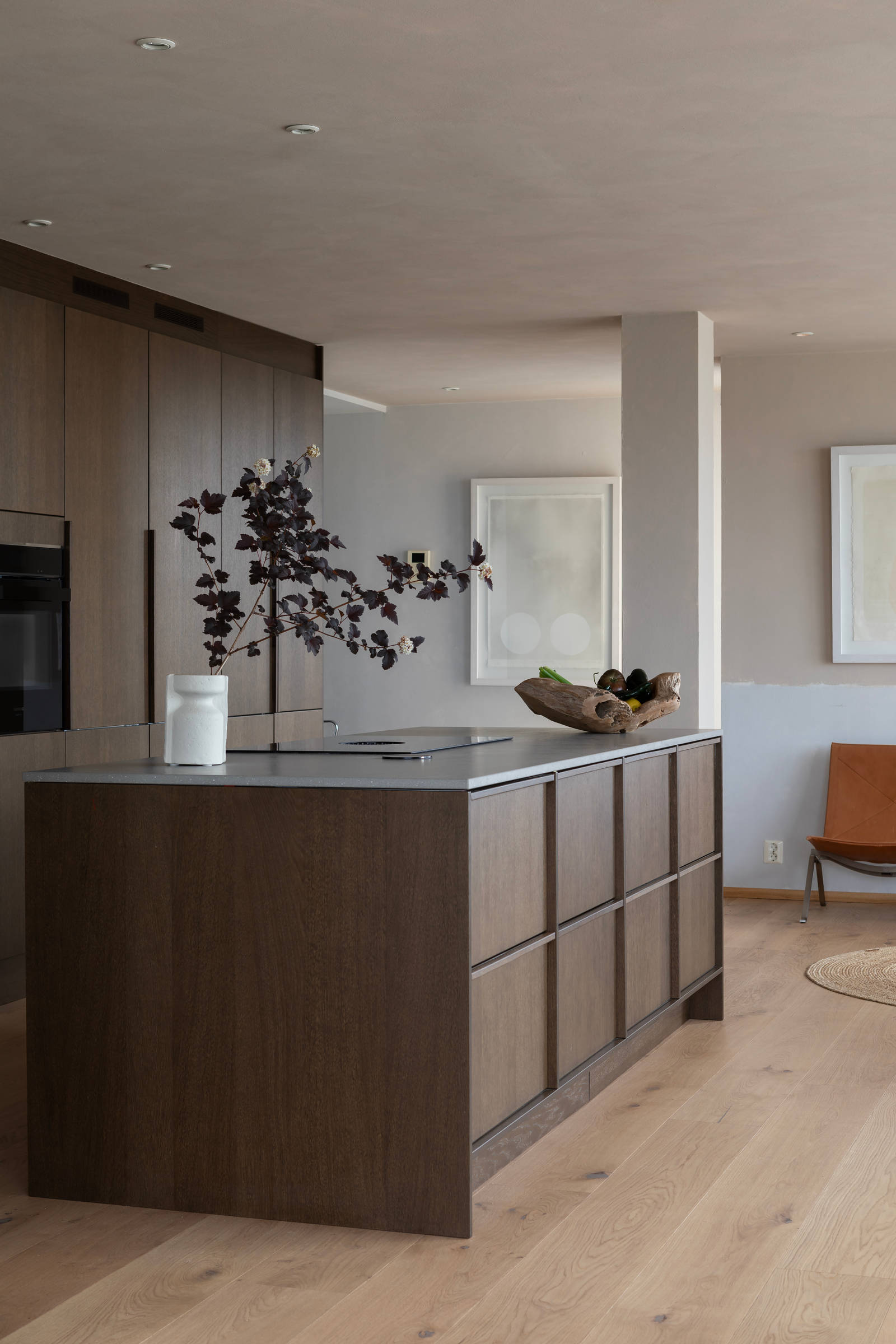 Køkkenø i brun egetræsfiner køkkenet Forever oak med matchende tre håndtag fra INVITA og beige højskabe Athena Sand