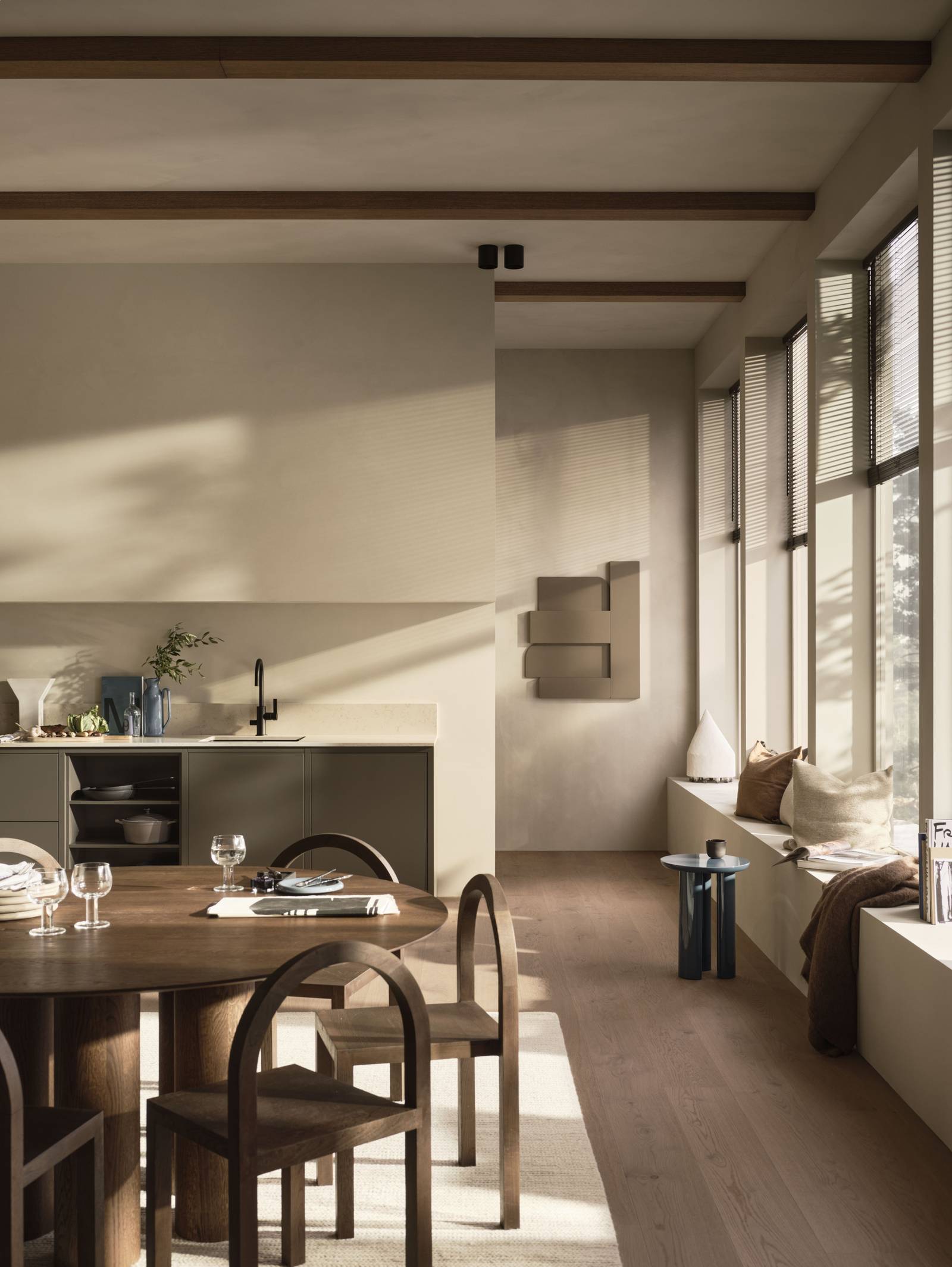 Lämmin minimalismi - Keittiö/olohuone näkymä.