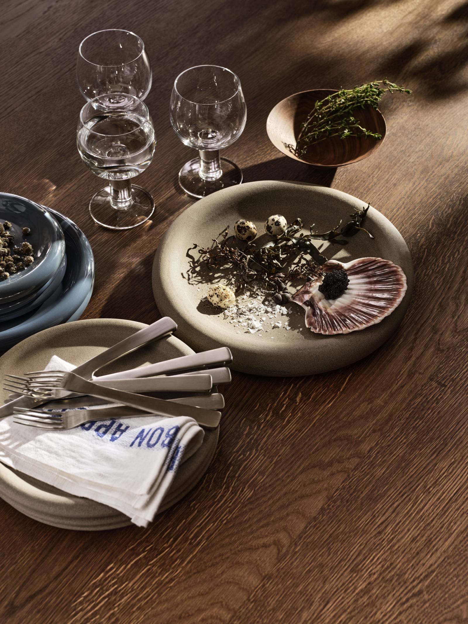 Varm minimalisme closeup af borddækning