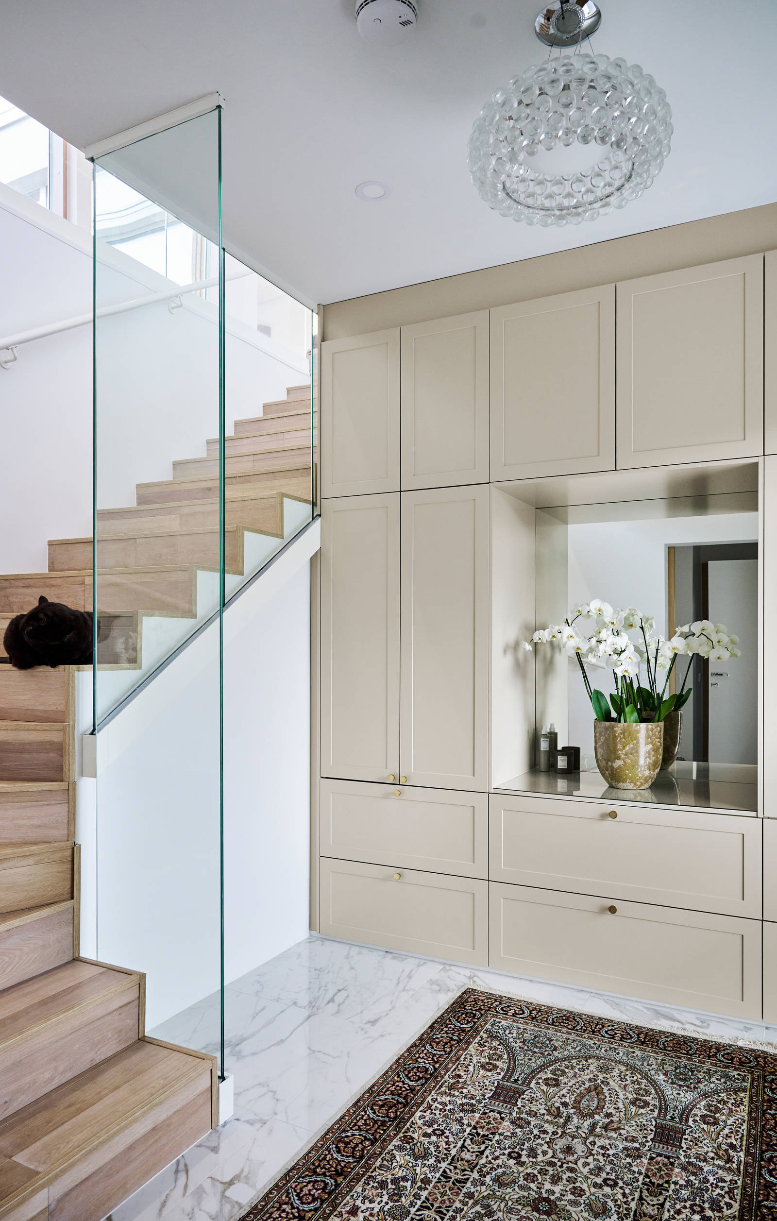 Beige tidløs garderobe Square Sand fra INVITA med åben bænk og spejl i midten med skabe rundt omkring, messinghåndtag