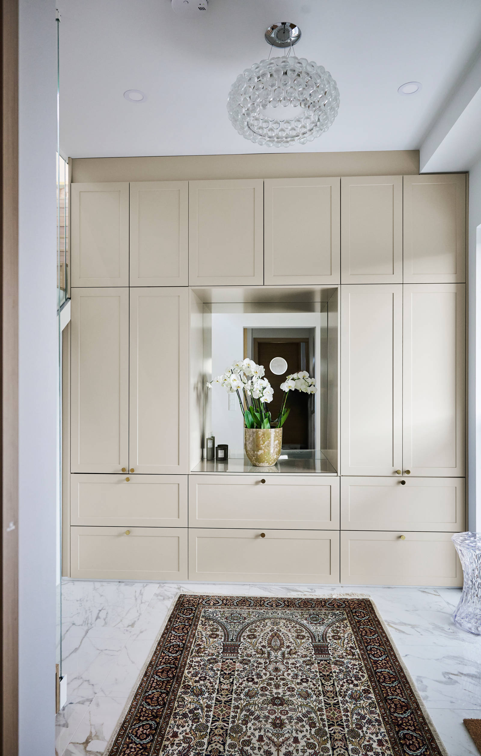 Beige tidløs garderobe Square Sand fra INVITA med åben bænk og spejl i midten med skabe rundt omkring, messinghåndtag