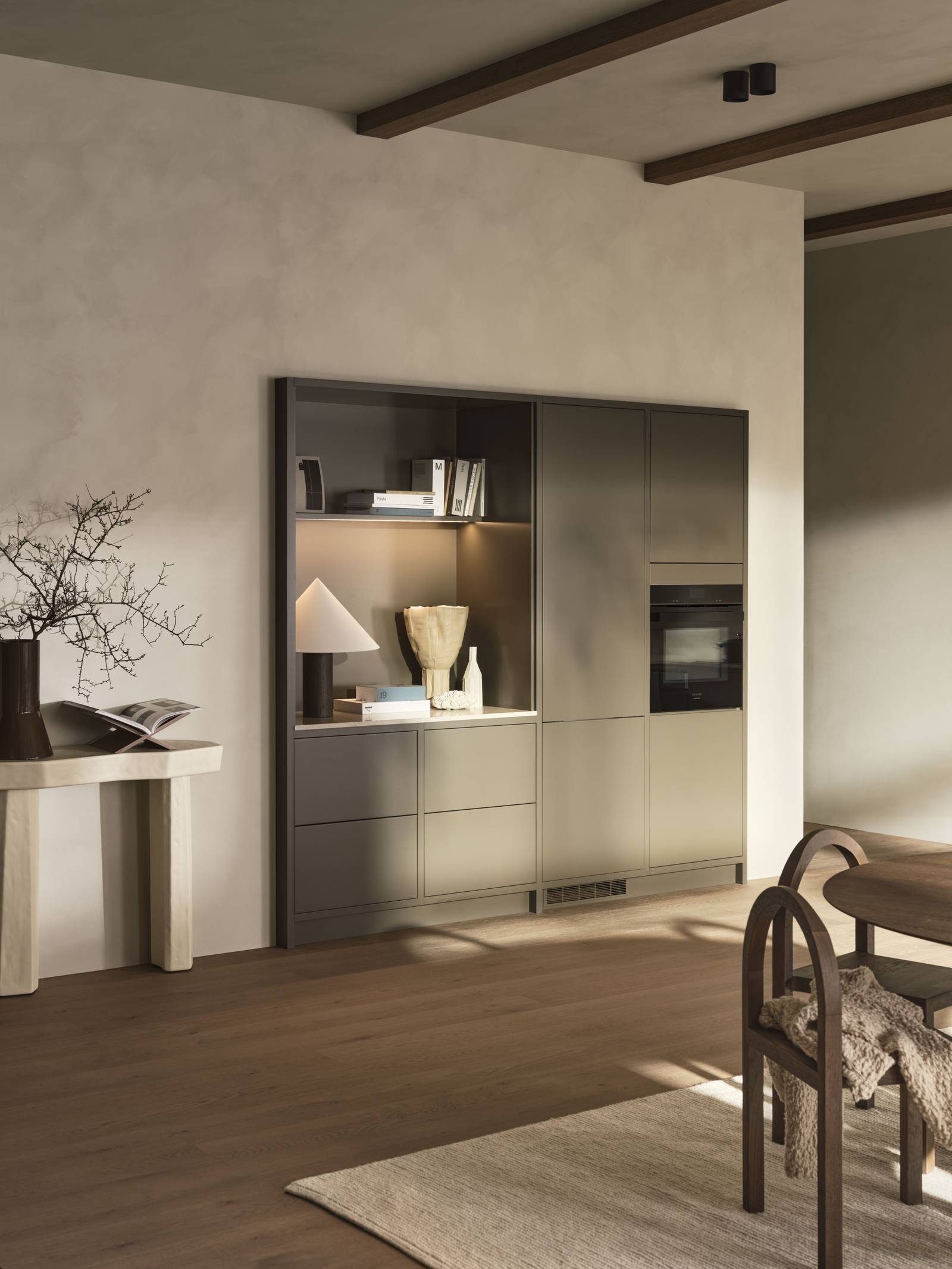 I samarbeid med designeren Lotta Agaton har vi skapt kjøkkenkonseptet Varm minimalisme – en skandinavisk tolkning av minimalisme som forener enkelhet, kreativitet og varme i en tidløs stil.