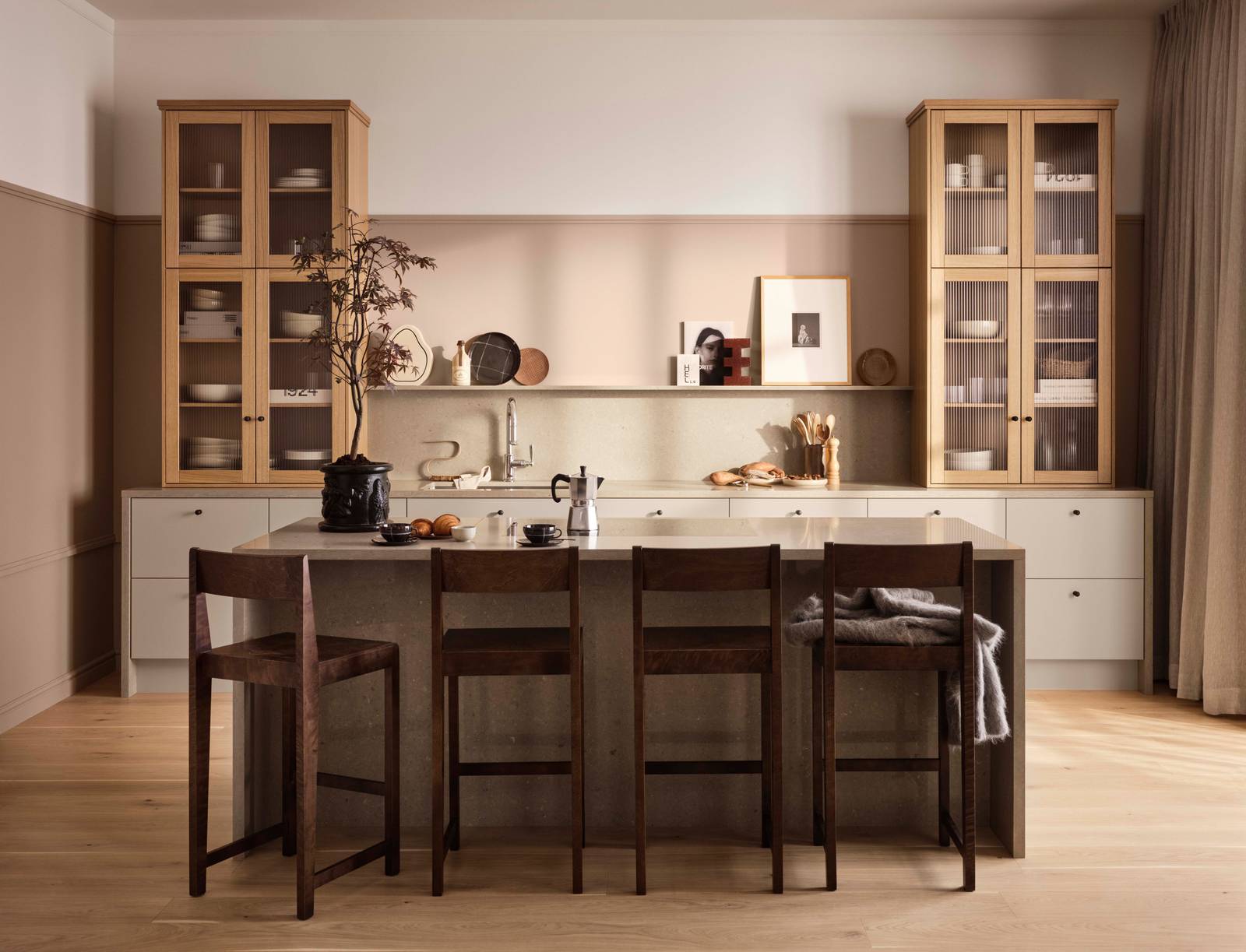 I vårt nye kjøkkenkonsept Signatur Form har vi latt oss inspirere av symmetri og geometriske former, med elementer fra Art Deco-stilen. I kjøkkenet finner vi modellen Line i vår helt nye beige-farge Lun, og Square Bølge vitrinedører med rillede glass. Innenfor konseptet har vi også en ny knott i støpejern, og en vakker benkeplate i kvartskompositt.