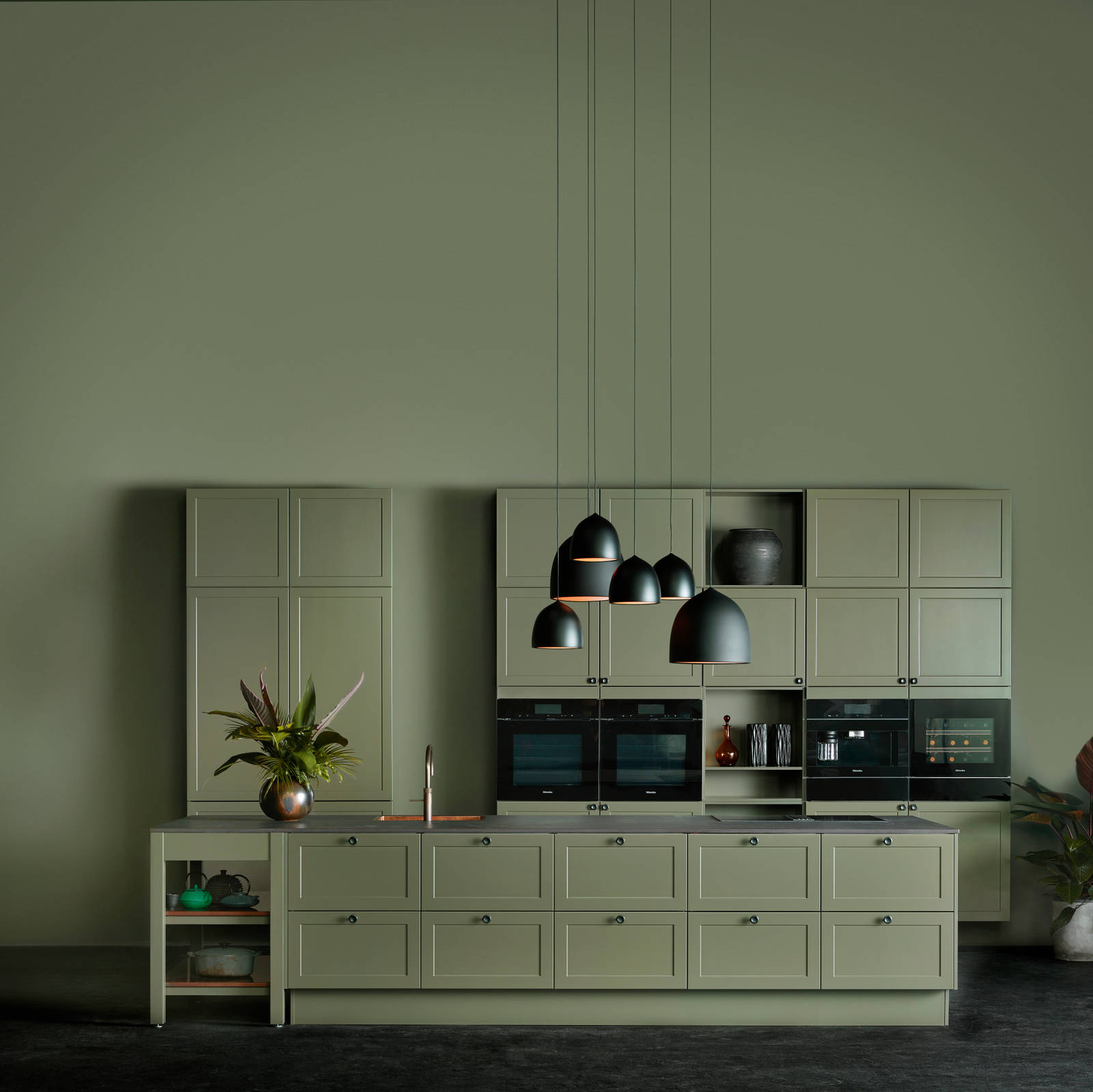 Nostalgisk grønn køkken Northern Shaker Oliven fra INVITA med håndtappede træskuffer og moderne linjer på fyldningslågerne, køkkenø med åbne hylder of endereoler