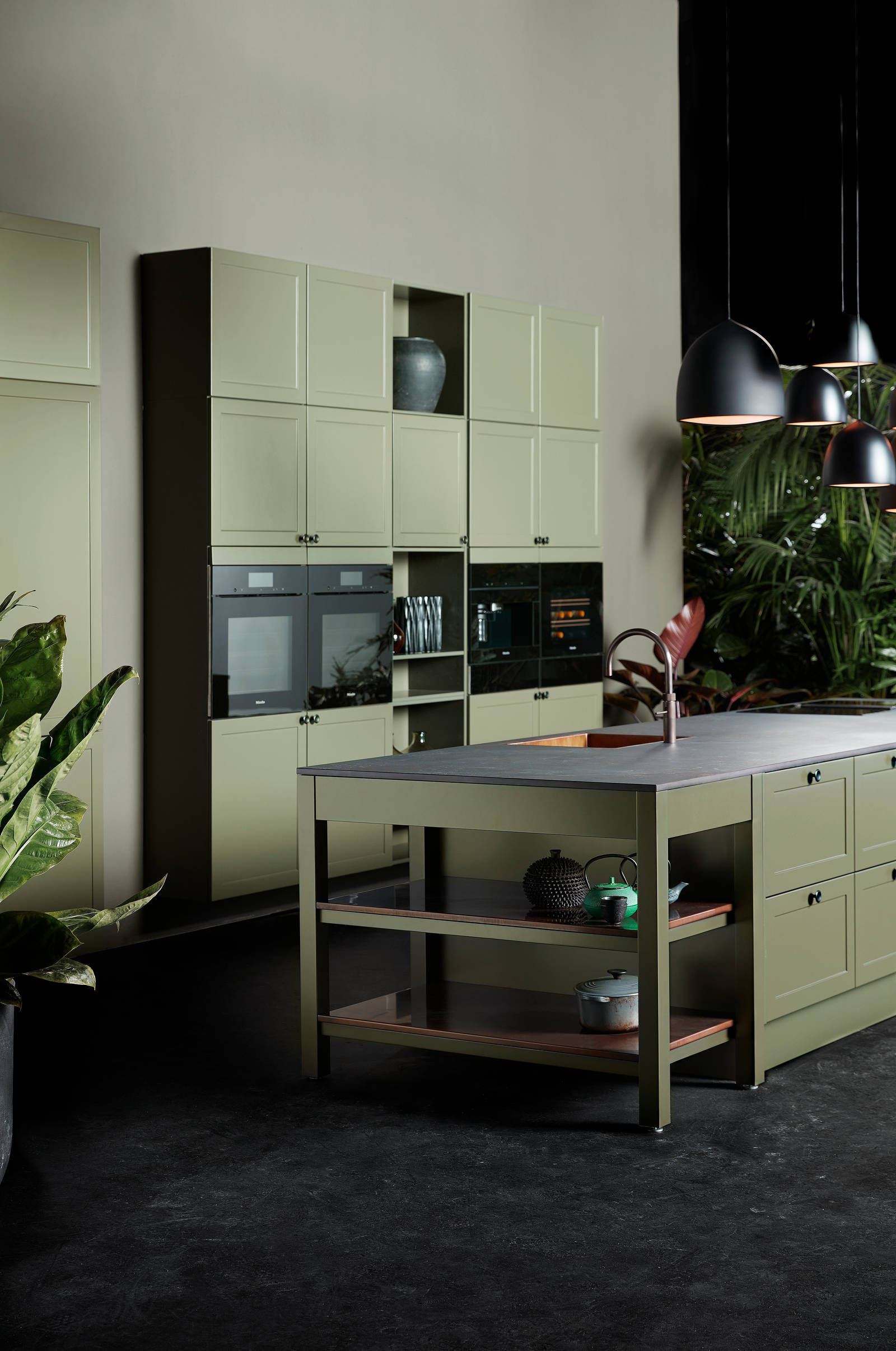 Nostalgisk grønn køkken Northern Shaker Olivenfra INVITA med håndtappede træskuffer og moderne linjer på fyldningslågerne, køkkenø med åbne hylder of endereoler