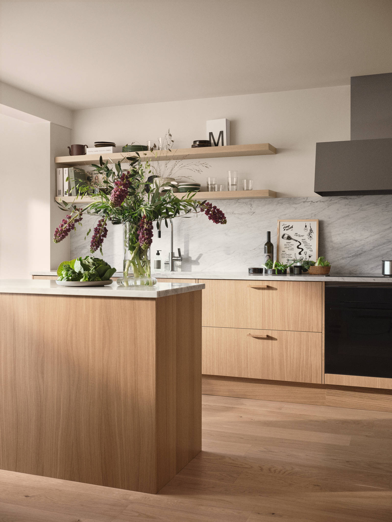 Siri Barjes kök Ekbacken från Marbodal, med marmorbänkskiva, fläkt från Røros, köksö och högskåp med ekluckor.