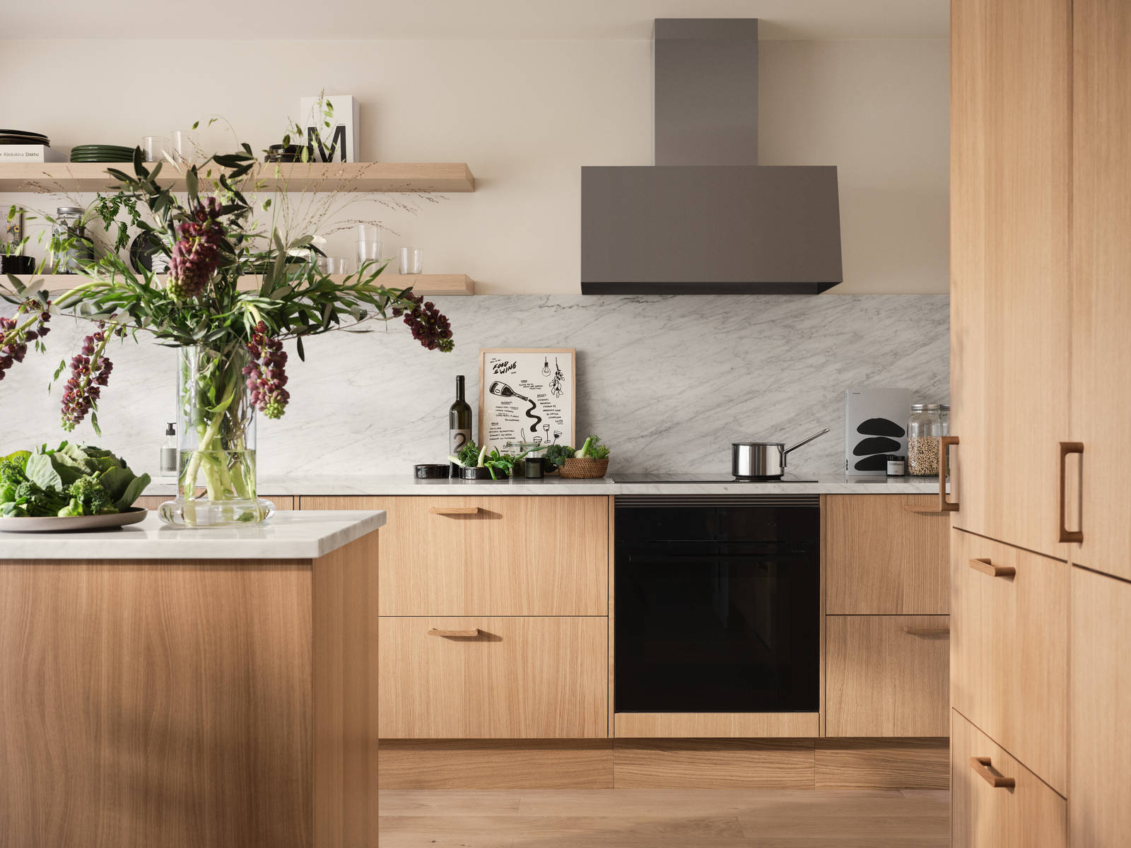 Siri Barjes kök Ekbacken från Marbodal, med marmorbänkskiva, fläkt från Røros, köksö och högskåp med ekluckor.