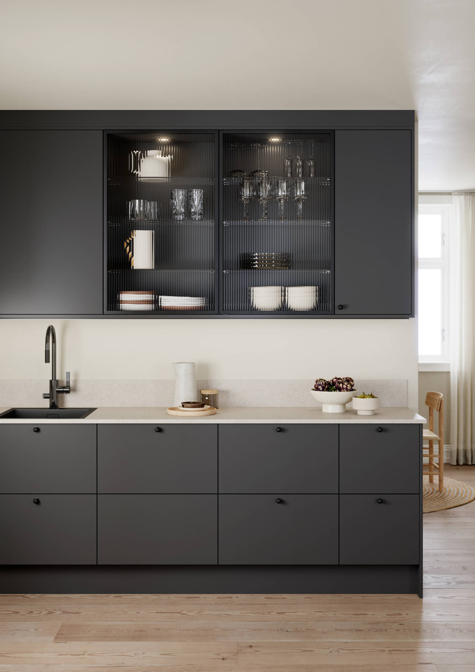 Vidde har et tidløst og minimalistisk design. Modellens enkel og rene formspråk gjør den velegnet for høye skapløsninger som gir god plassutnyttelse.