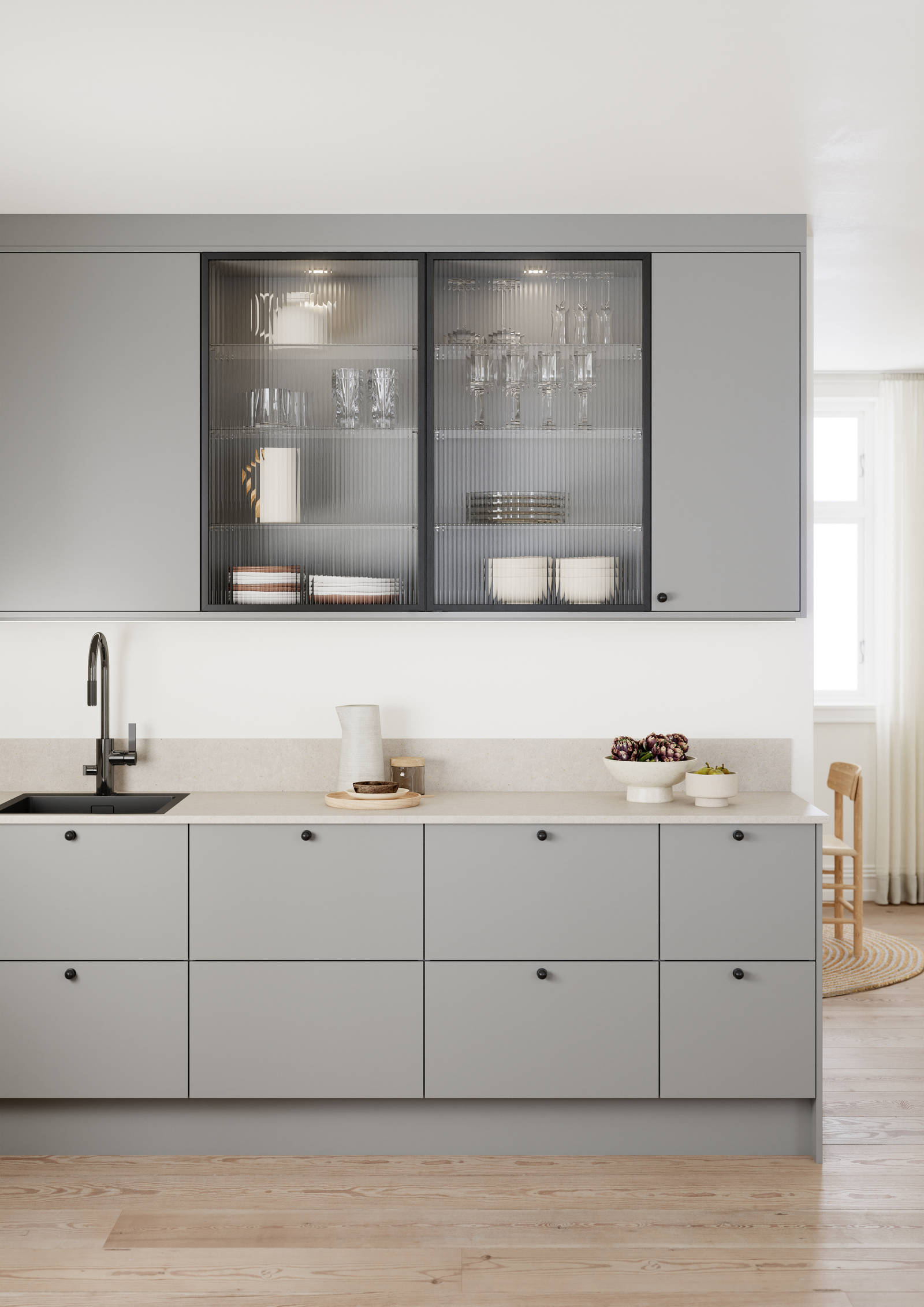 Vidde har et tidløst og minimalistisk design. Modellens enkel og rene formspråk gjør den velegnet for høye skapløsninger som gir god plassutnyttelse.