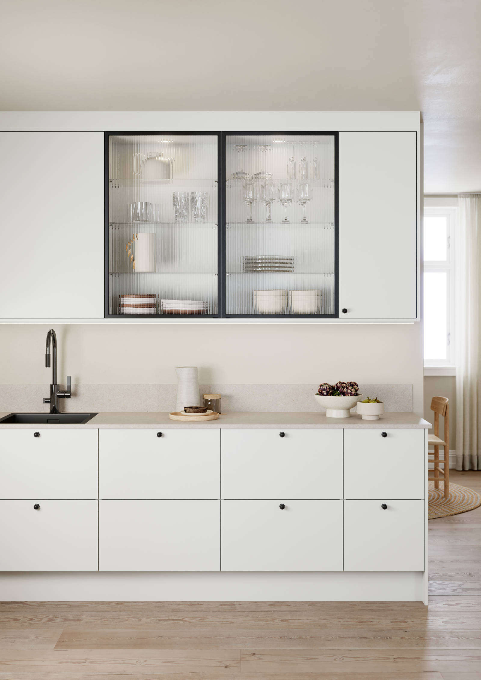 Vidde har et tidløst og minimalistisk design. Modellens enkel og rene formspråk gjør den velegnet for høye skapløsninger som gir god plassutnyttelse.